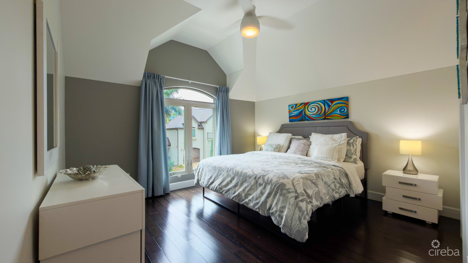 CAMELOT DRIVE HOME, SEVEN MILE BEACH