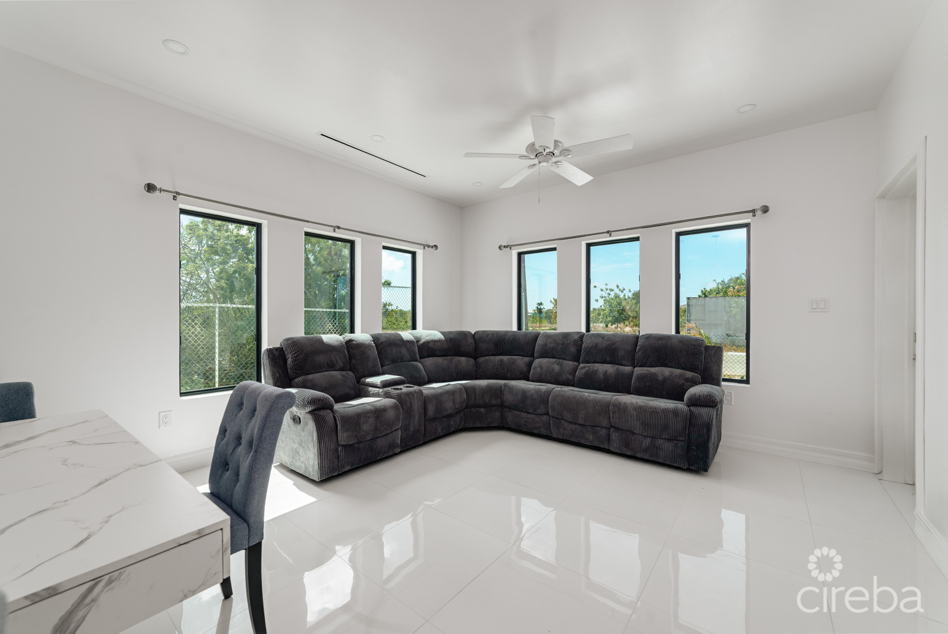 HYRE VIEW - 3 BED, 2 BATH DUPLEX