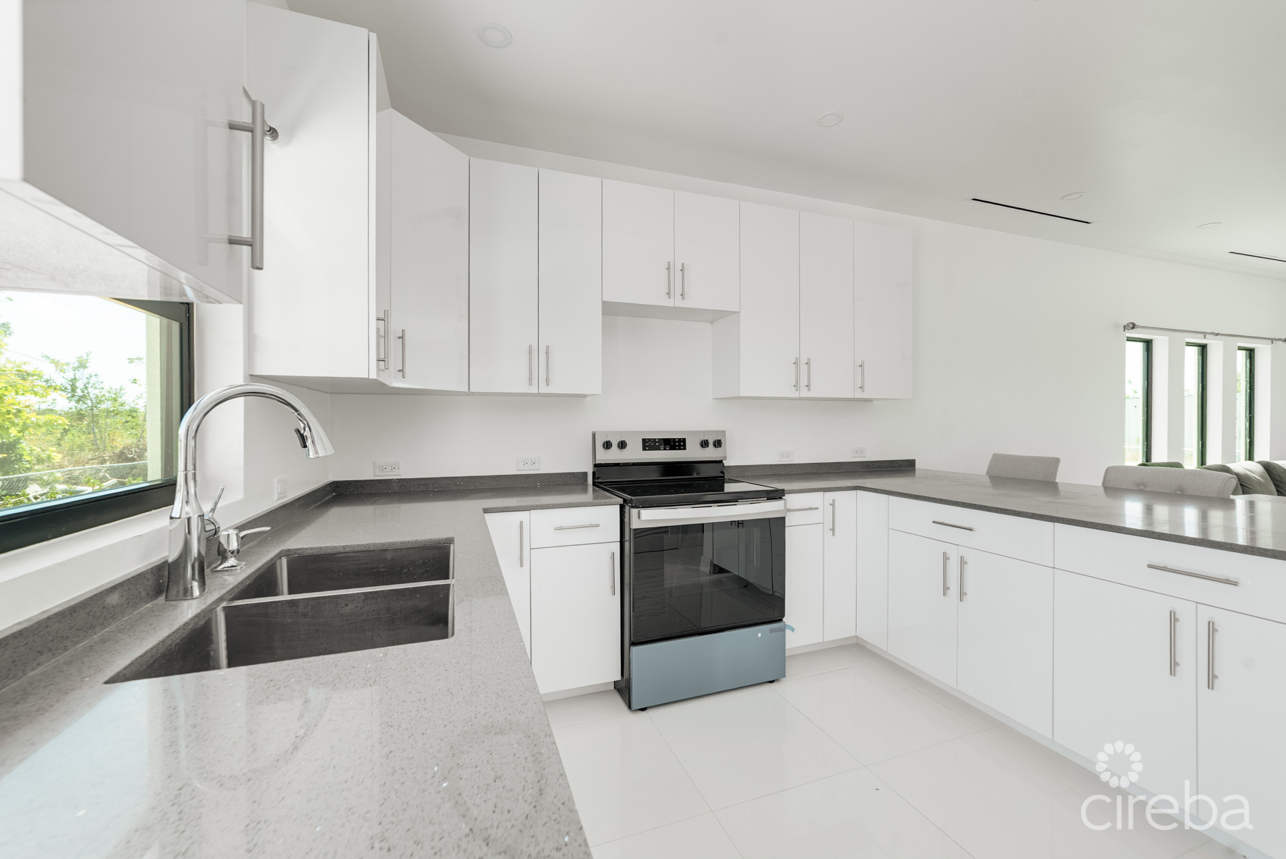 HYRE VIEW - 3 BED, 2 BATH DUPLEX