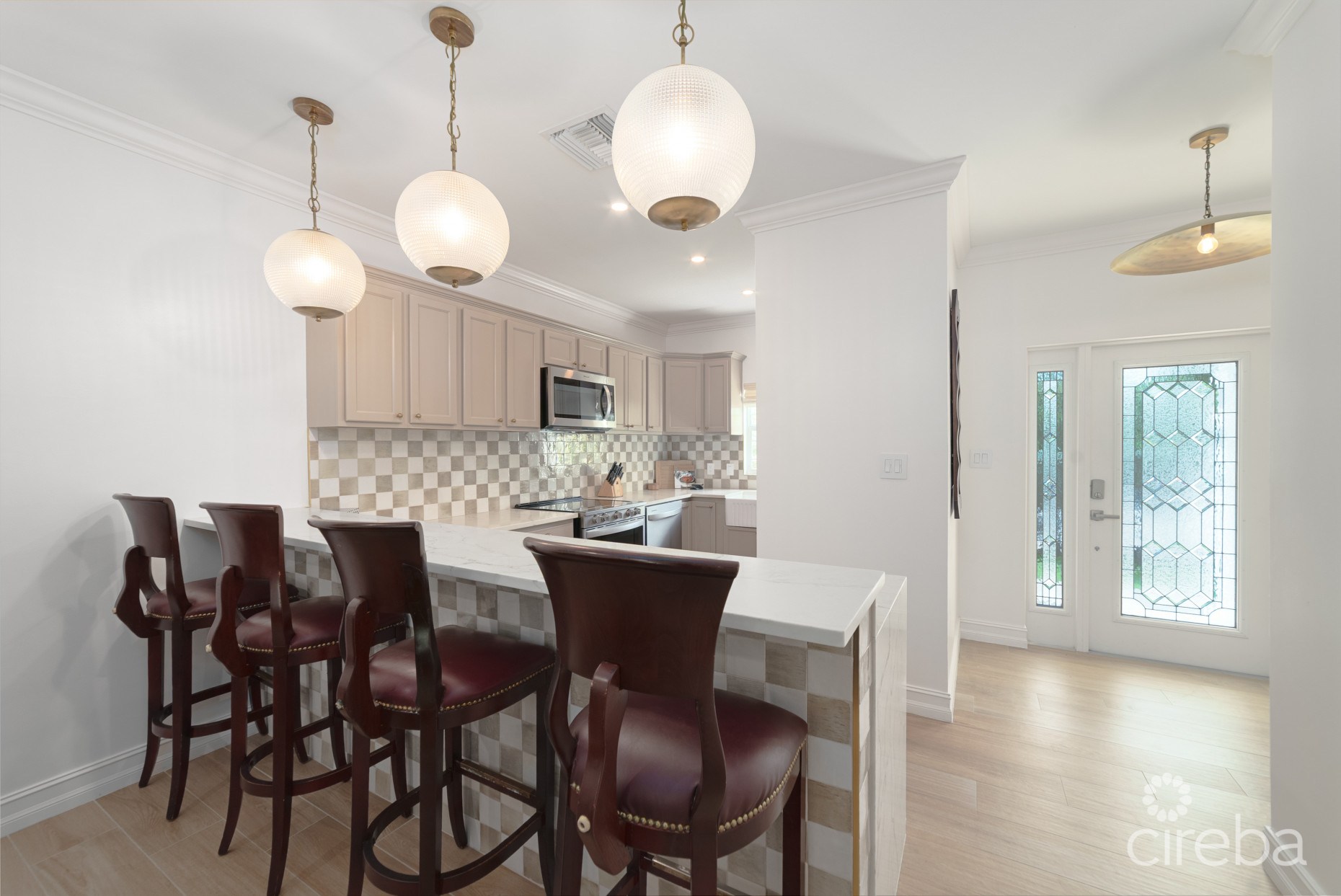 BEAUTIFULLY RENOVATED UNIT IN WALKERS SOUTH