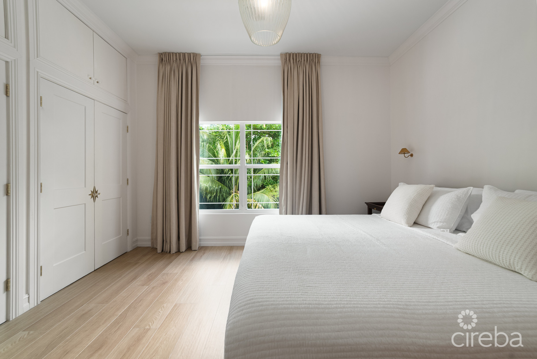 BEAUTIFULLY RENOVATED UNIT IN WALKERS SOUTH