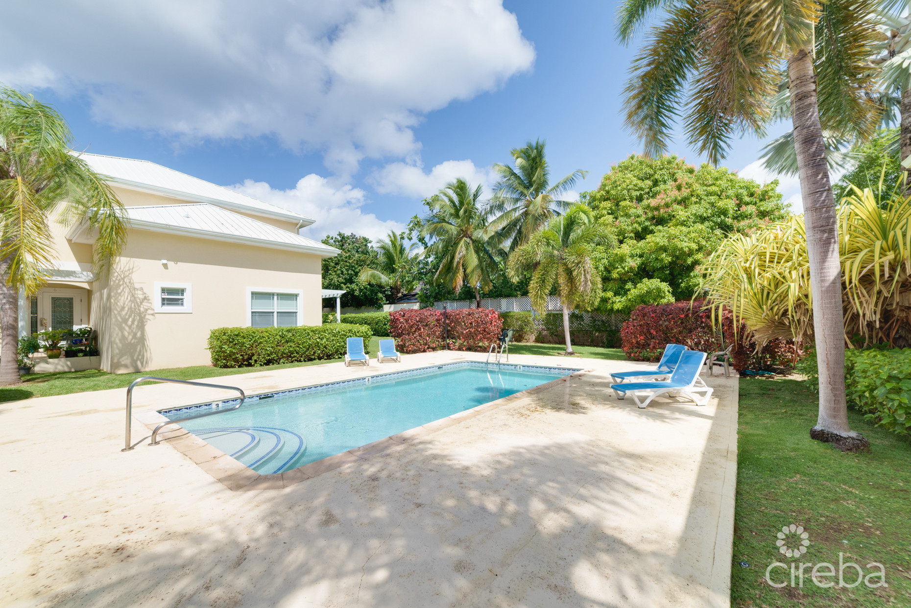 BEAUTIFULLY RENOVATED UNIT IN WALKERS SOUTH