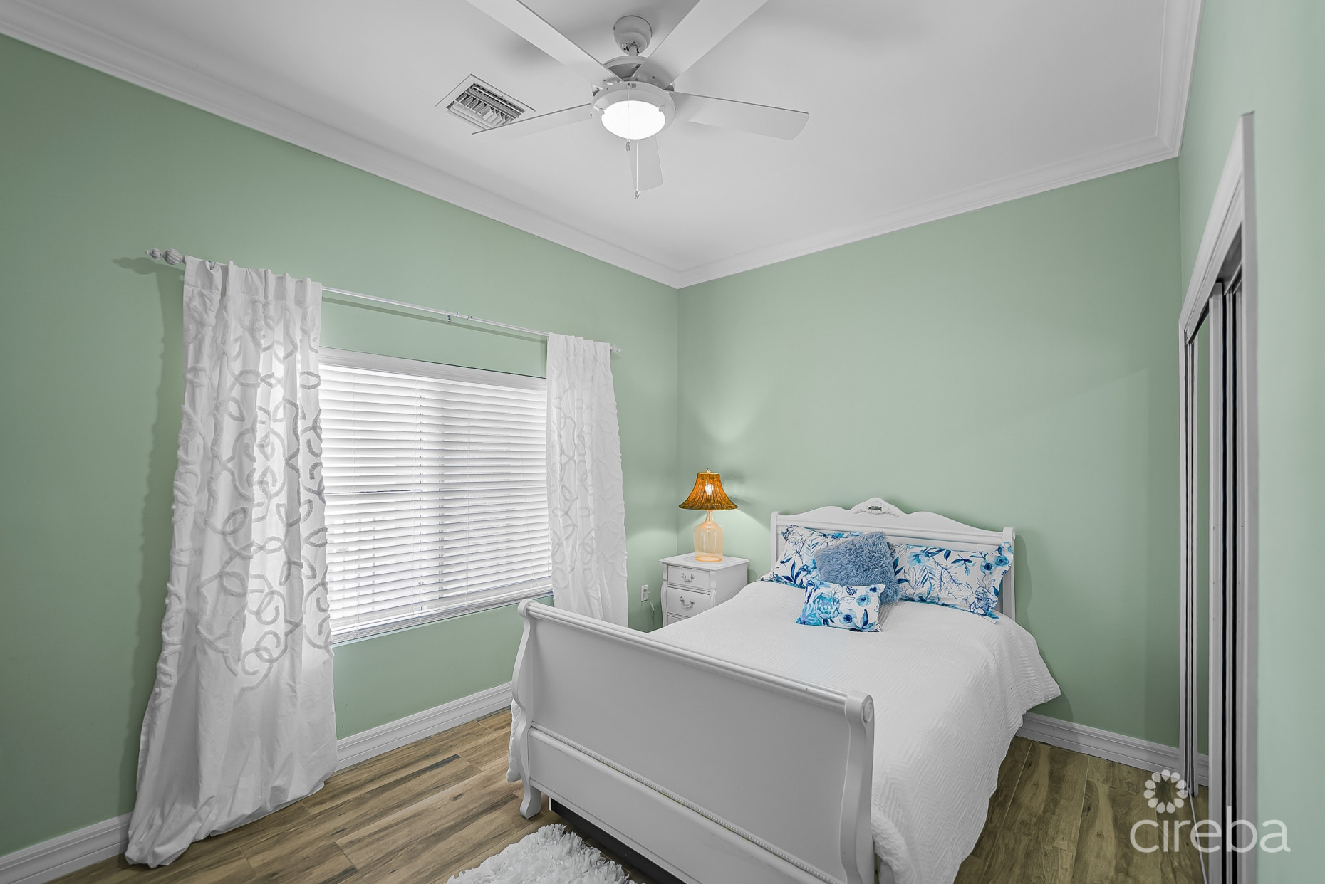 HARBOUR POINT OCEANFRONT 3 BED PLUS OFFICE