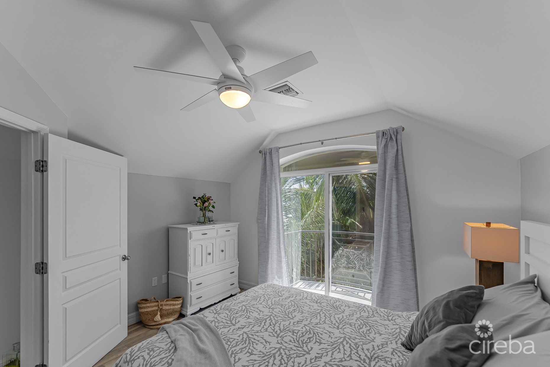 HARBOUR POINT OCEANFRONT 3 BED PLUS OFFICE