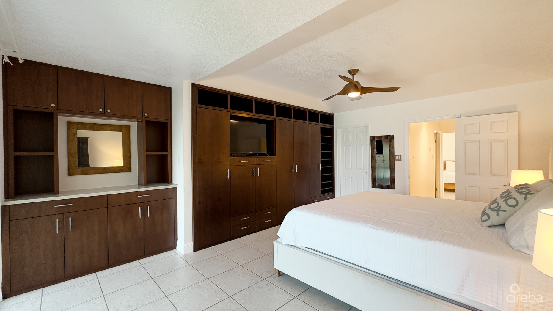 CANAL-FRONT TOWNHOUSE GOVERNORS HARBOUR SMB CORRIDOR