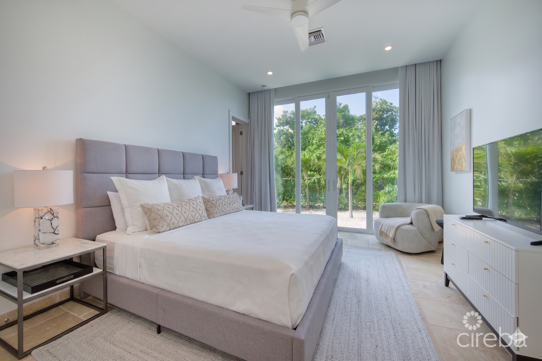 SEASIDE HIDEAWAY - FULLY RENOVATED BEACHFRONT GEM