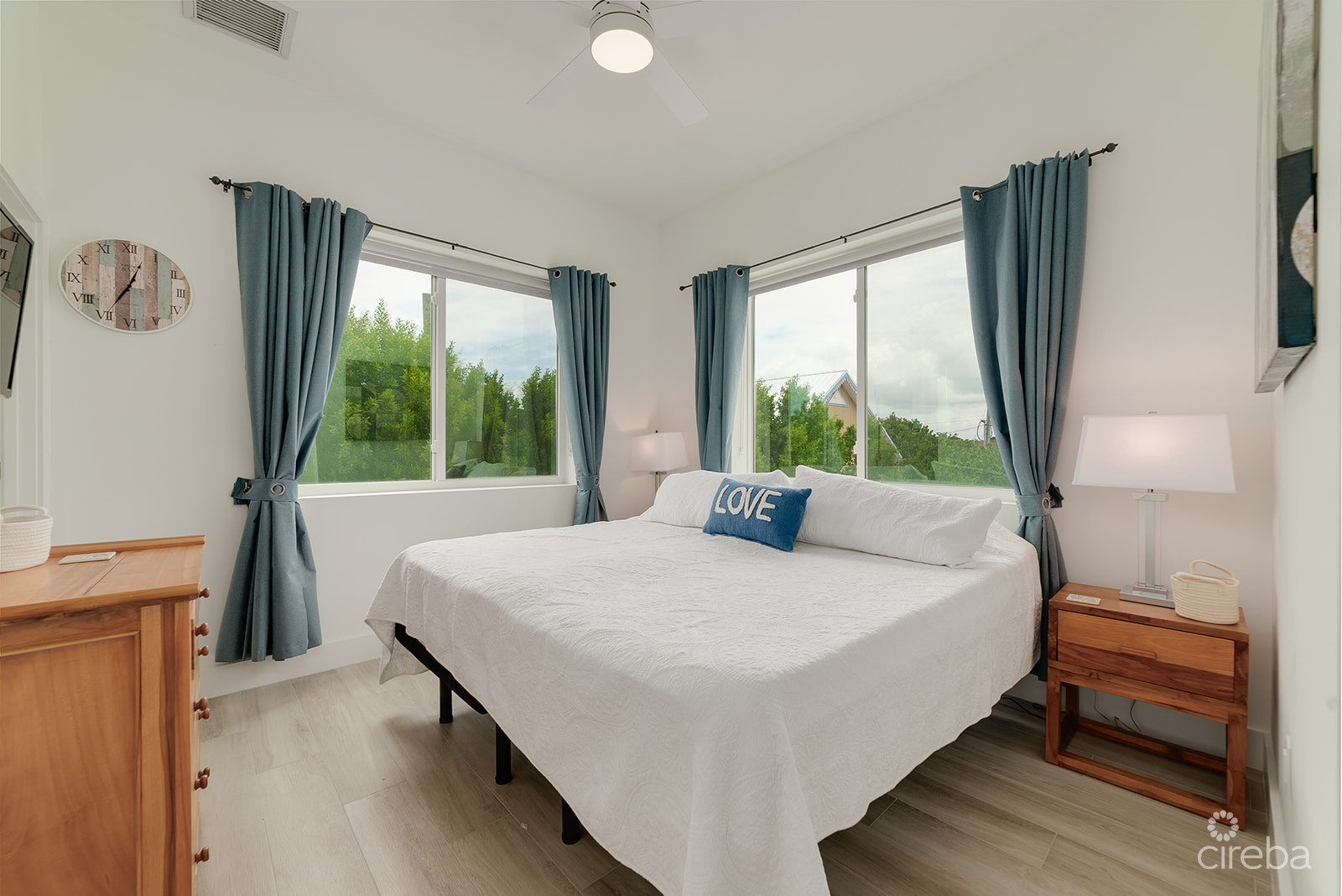 SUNSET POINT - BEAUTIFULLY UPGRADED 3 BED WITH PANORAMIC OCEAN VIEWS