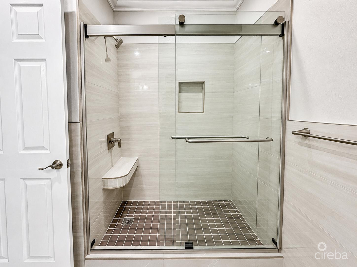 SAVANNAH MEADOWS -BEAUTIFULLY RENOVATED FAMILY HOME