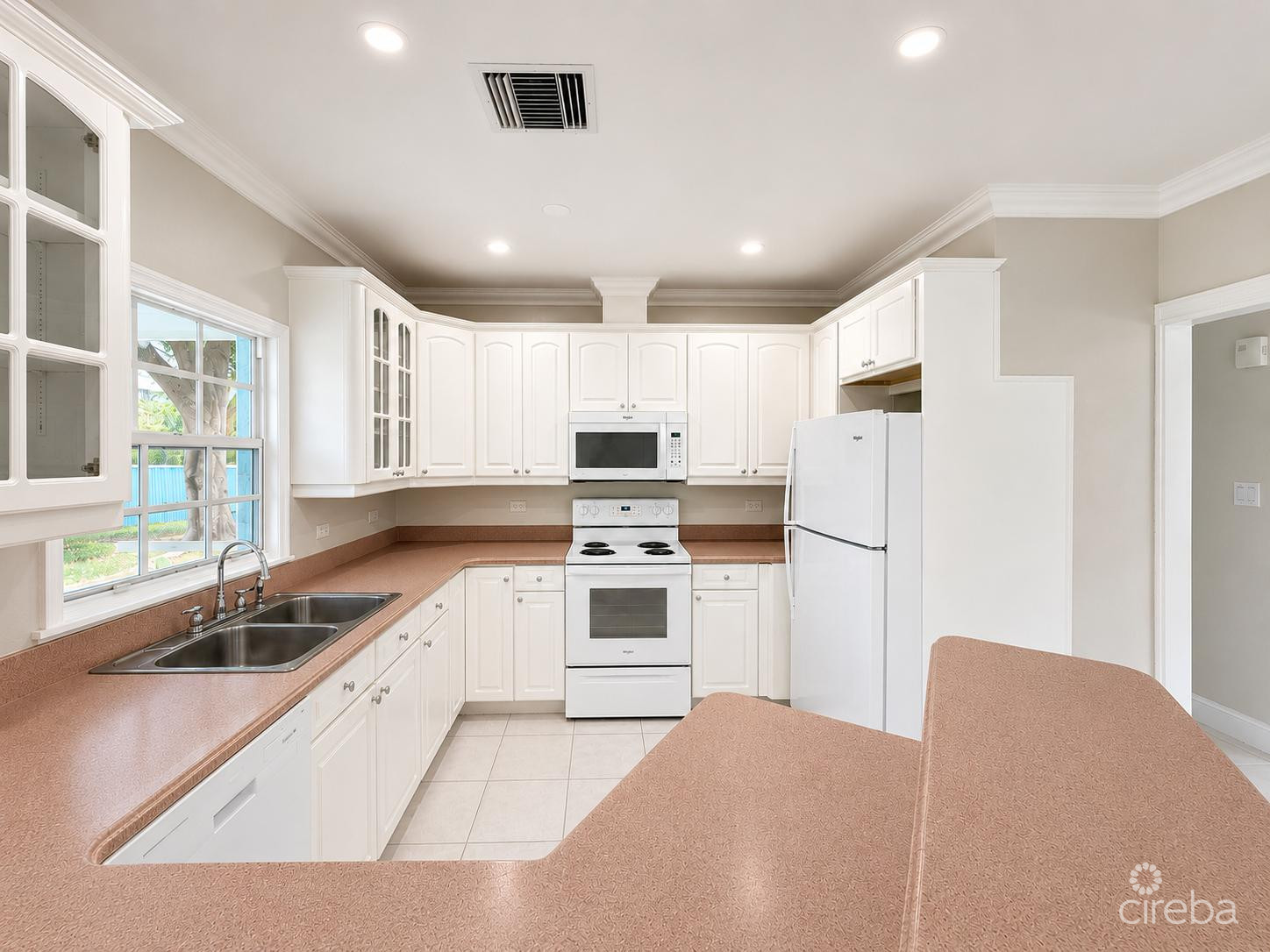 SAVANNAH MEADOWS -BEAUTIFULLY RENOVATED FAMILY HOME