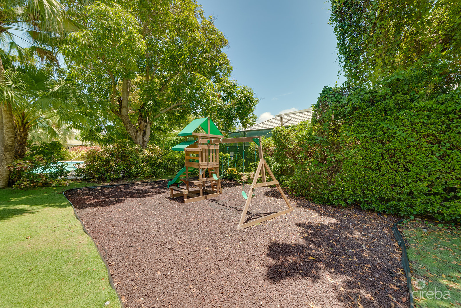 SPACIOUS 3 BED + DEN TOWNHOME AT L'AMBIENCE