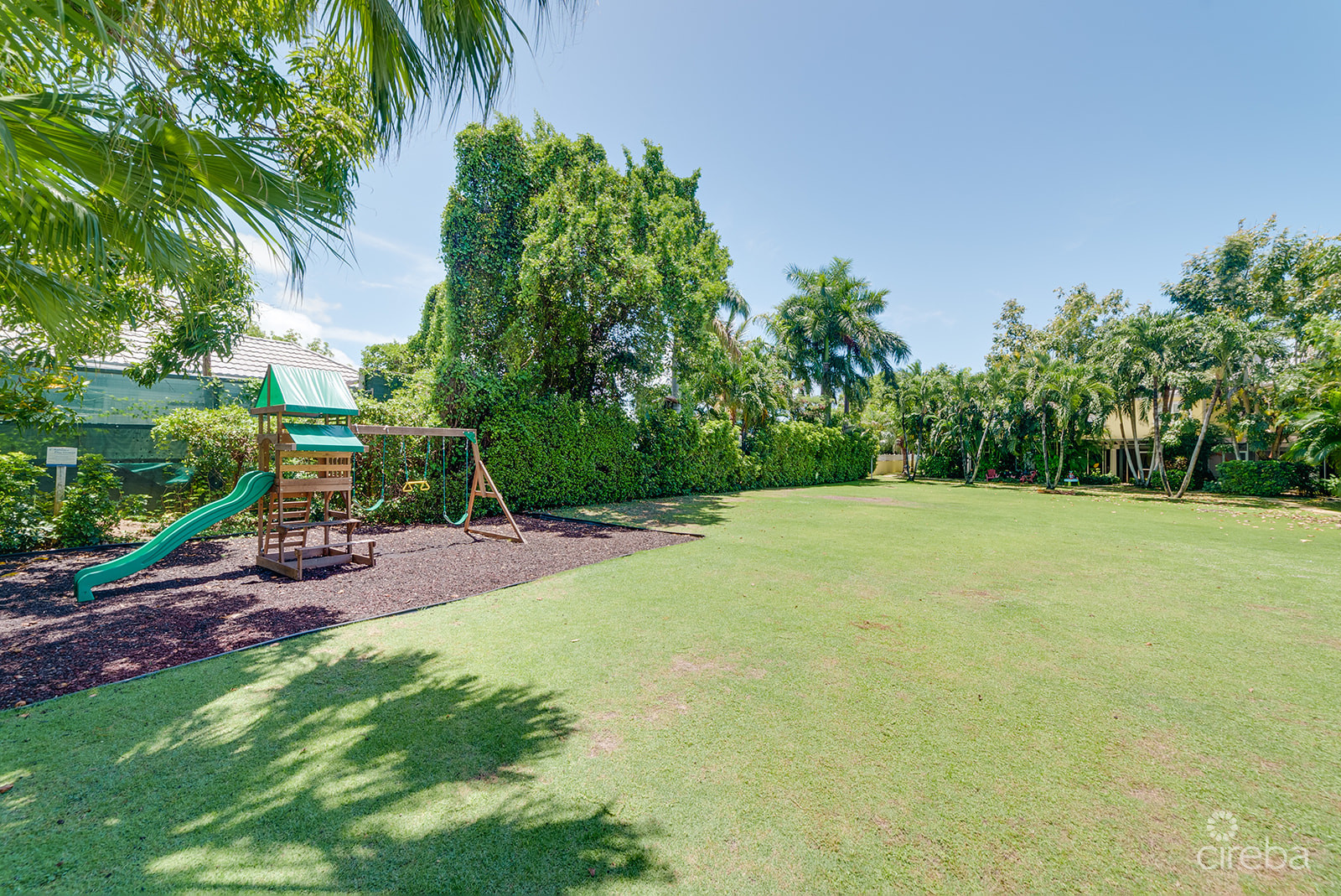 SPACIOUS 3 BED + DEN TOWNHOME AT L'AMBIENCE