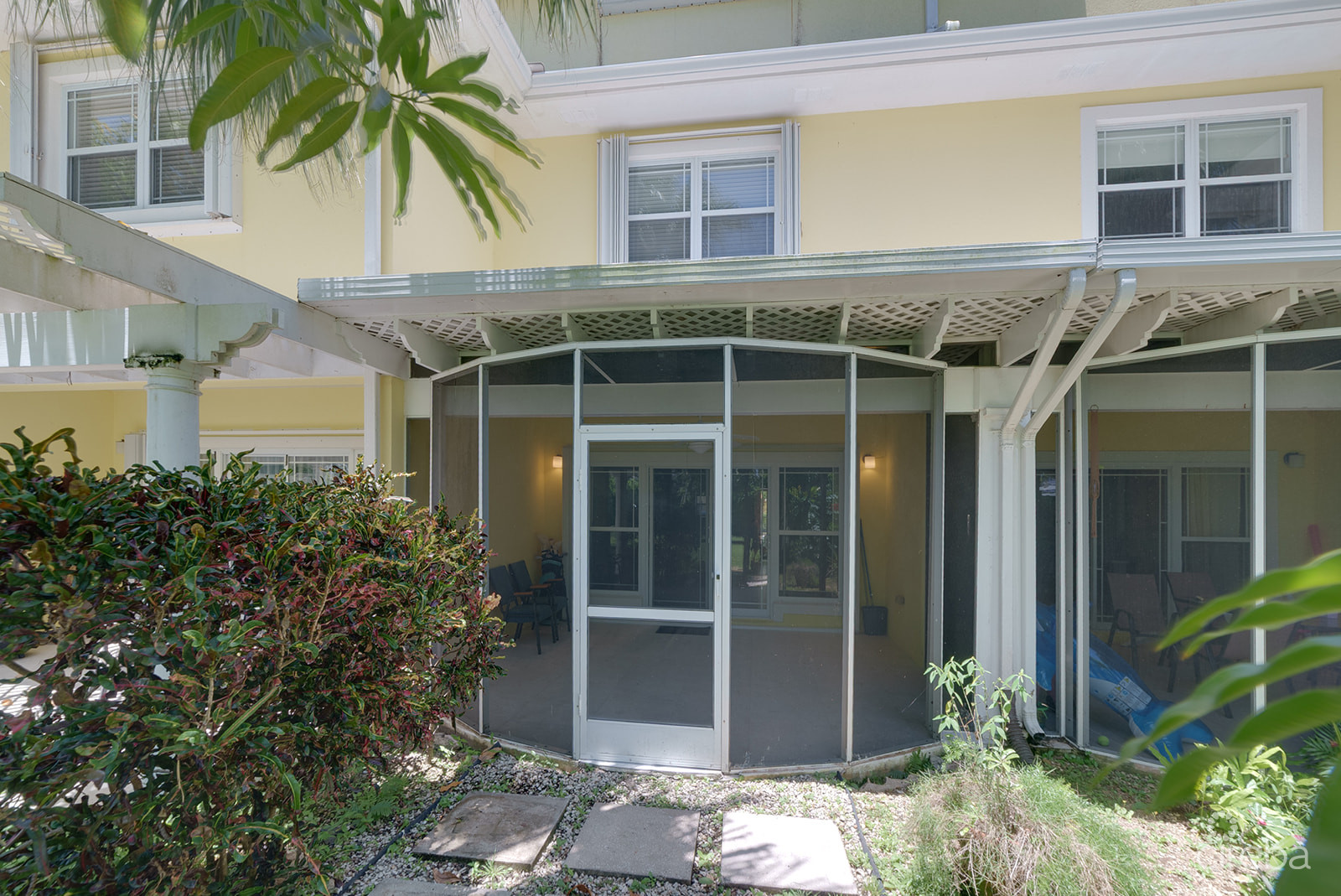 SPACIOUS 3 BED + DEN TOWNHOME AT L'AMBIENCE