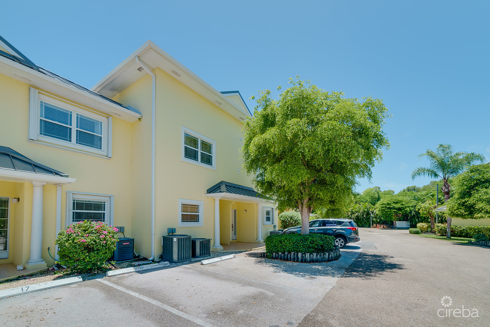 SPACIOUS 3 BED + DEN TOWNHOME AT L'AMBIENCE