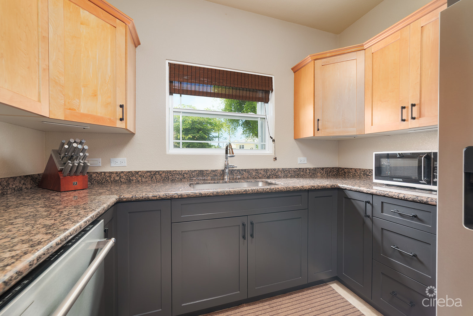 SPACIOUS 3 BED + DEN TOWNHOME AT L'AMBIENCE