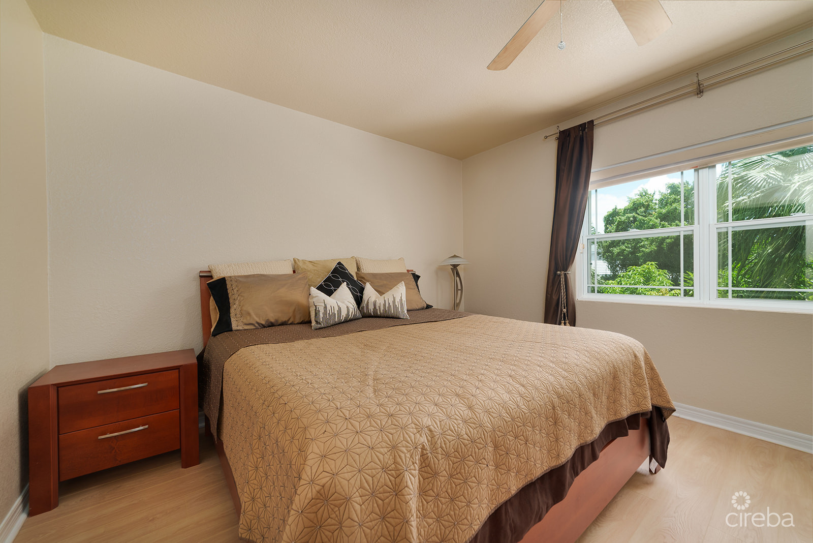 SPACIOUS 3 BED + DEN TOWNHOME AT L'AMBIENCE