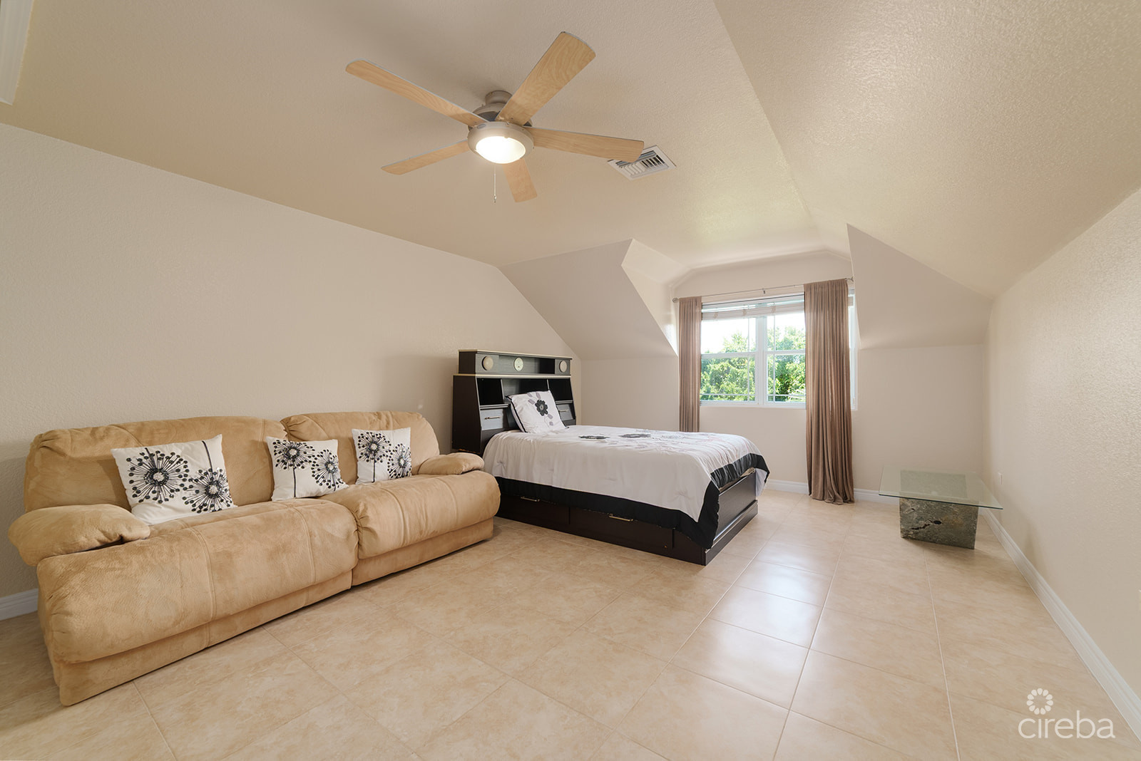 SPACIOUS 3 BED + DEN TOWNHOME AT L'AMBIENCE