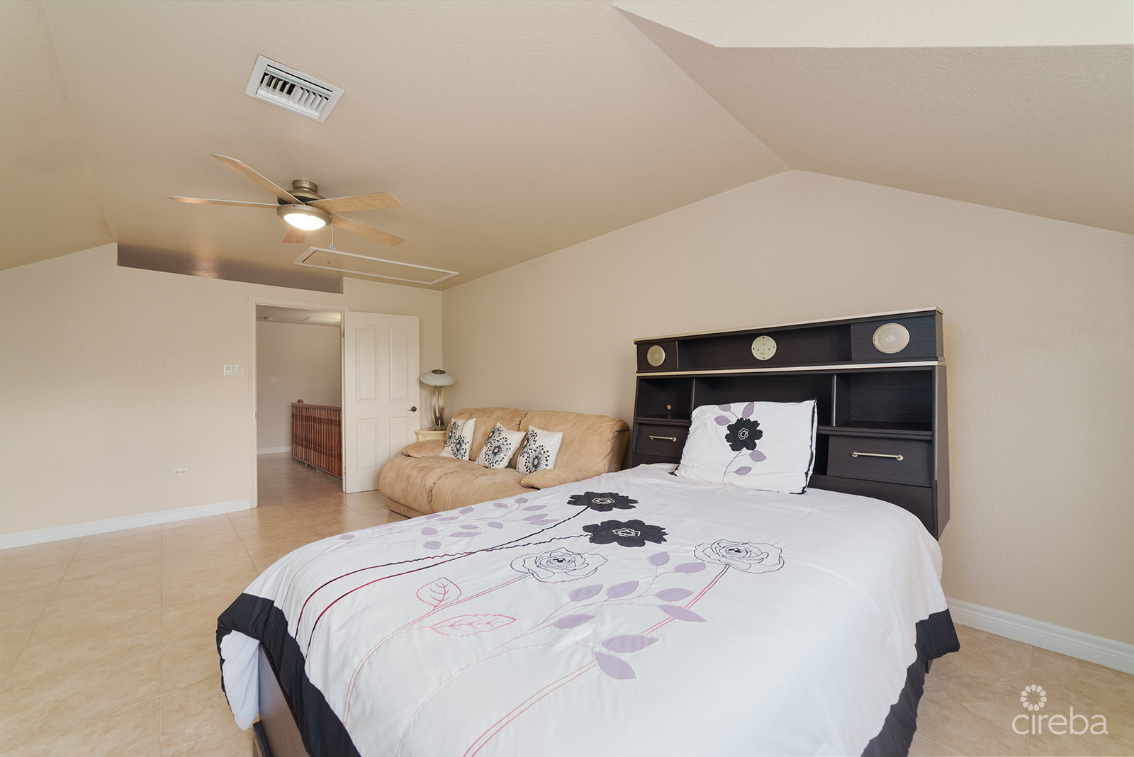 SPACIOUS 3 BED + DEN TOWNHOME AT L'AMBIENCE
