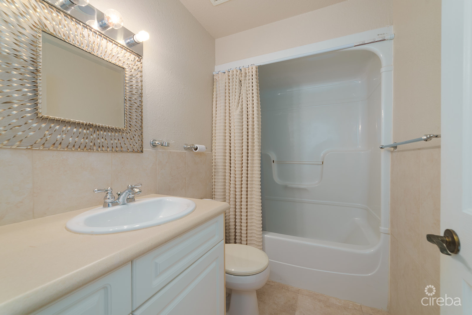 SPACIOUS 3 BED + DEN TOWNHOME AT L'AMBIENCE