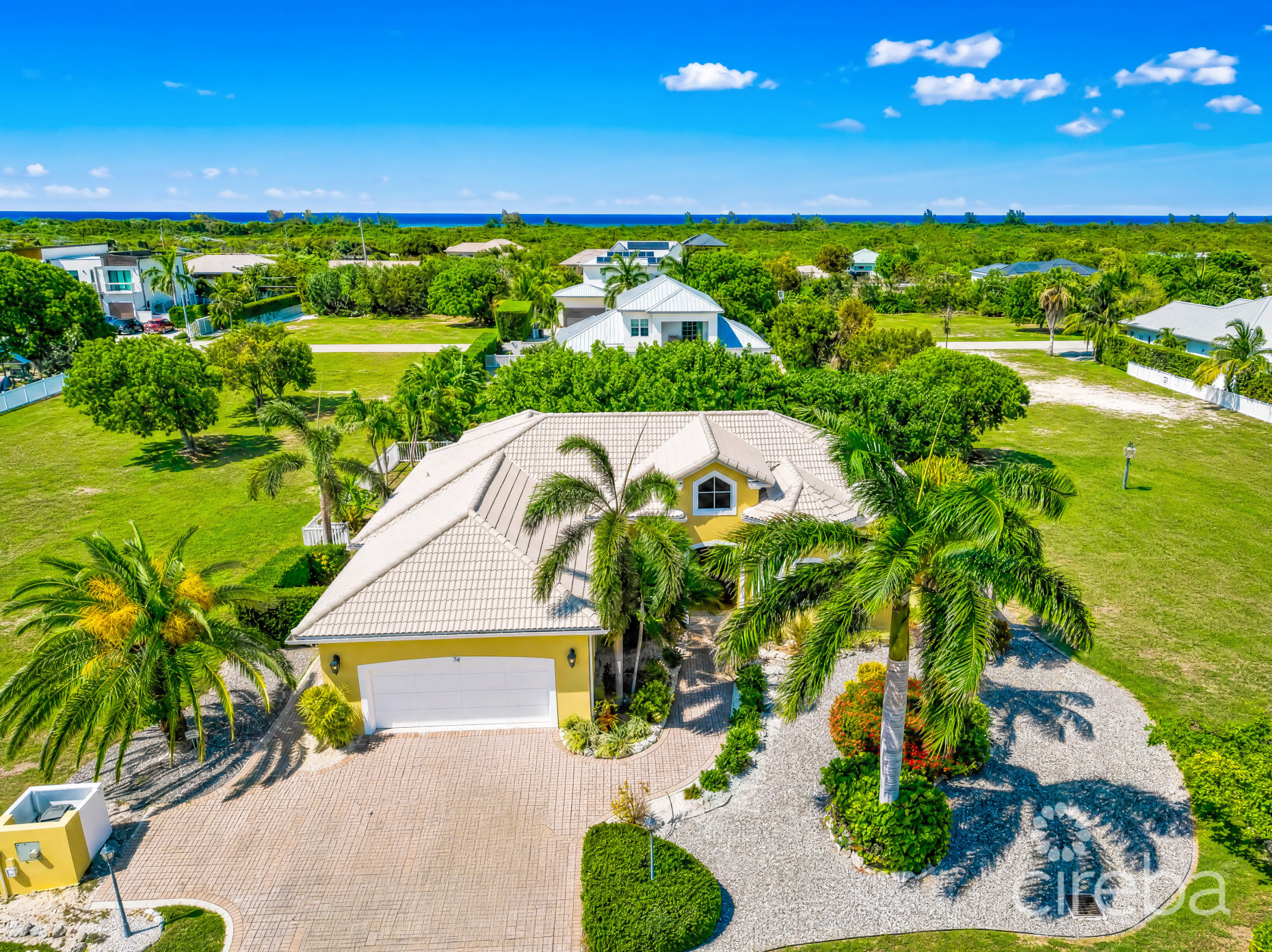 THE SHORES FAMILY HOME  WITH SWIMMING POOL