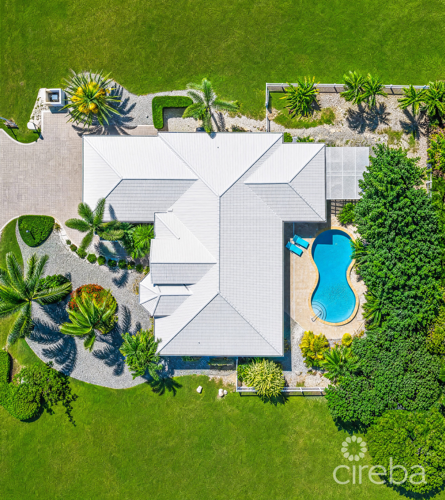 THE SHORES FAMILY HOME  WITH SWIMMING POOL