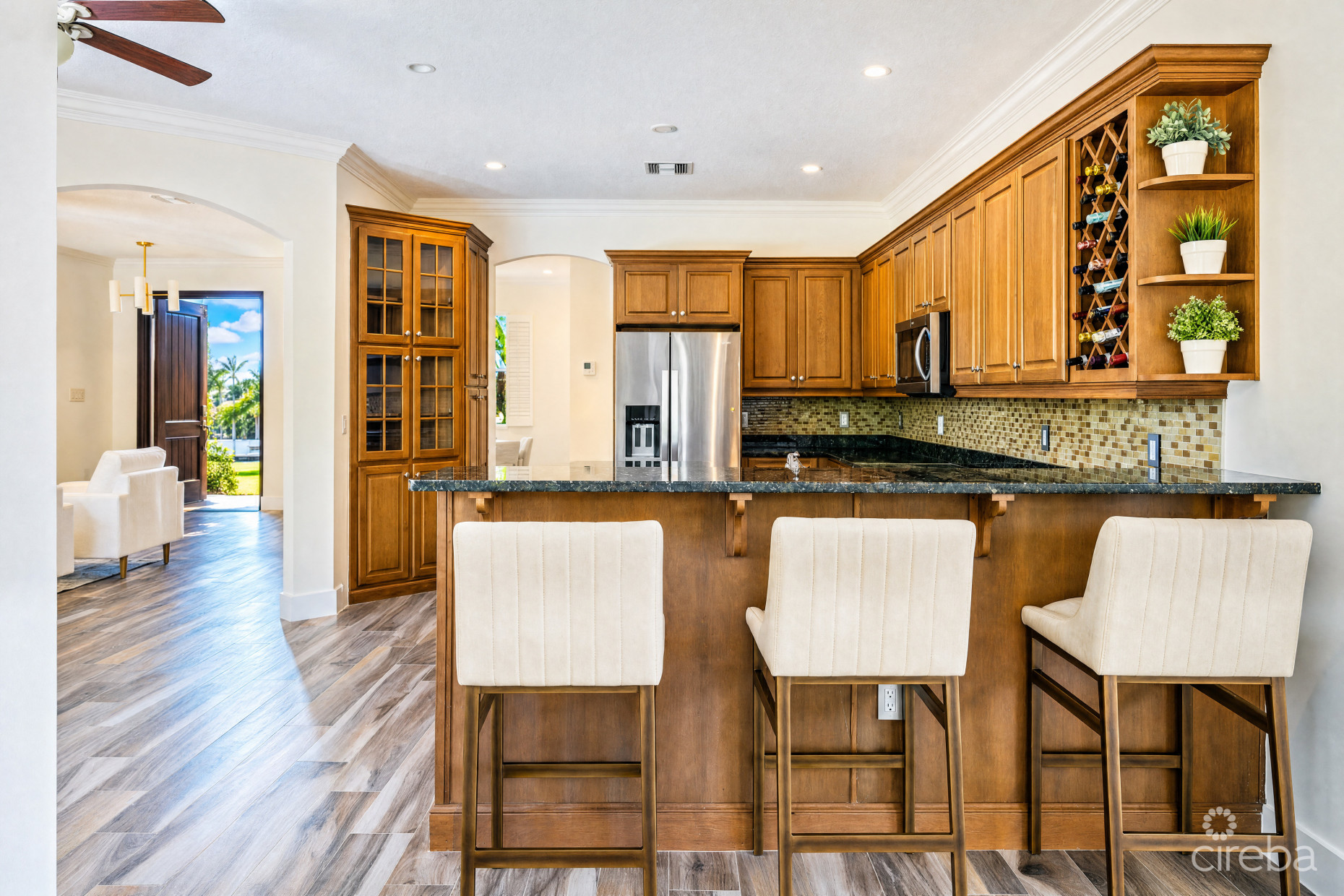 THE SHORES FAMILY HOME  WITH SWIMMING POOL