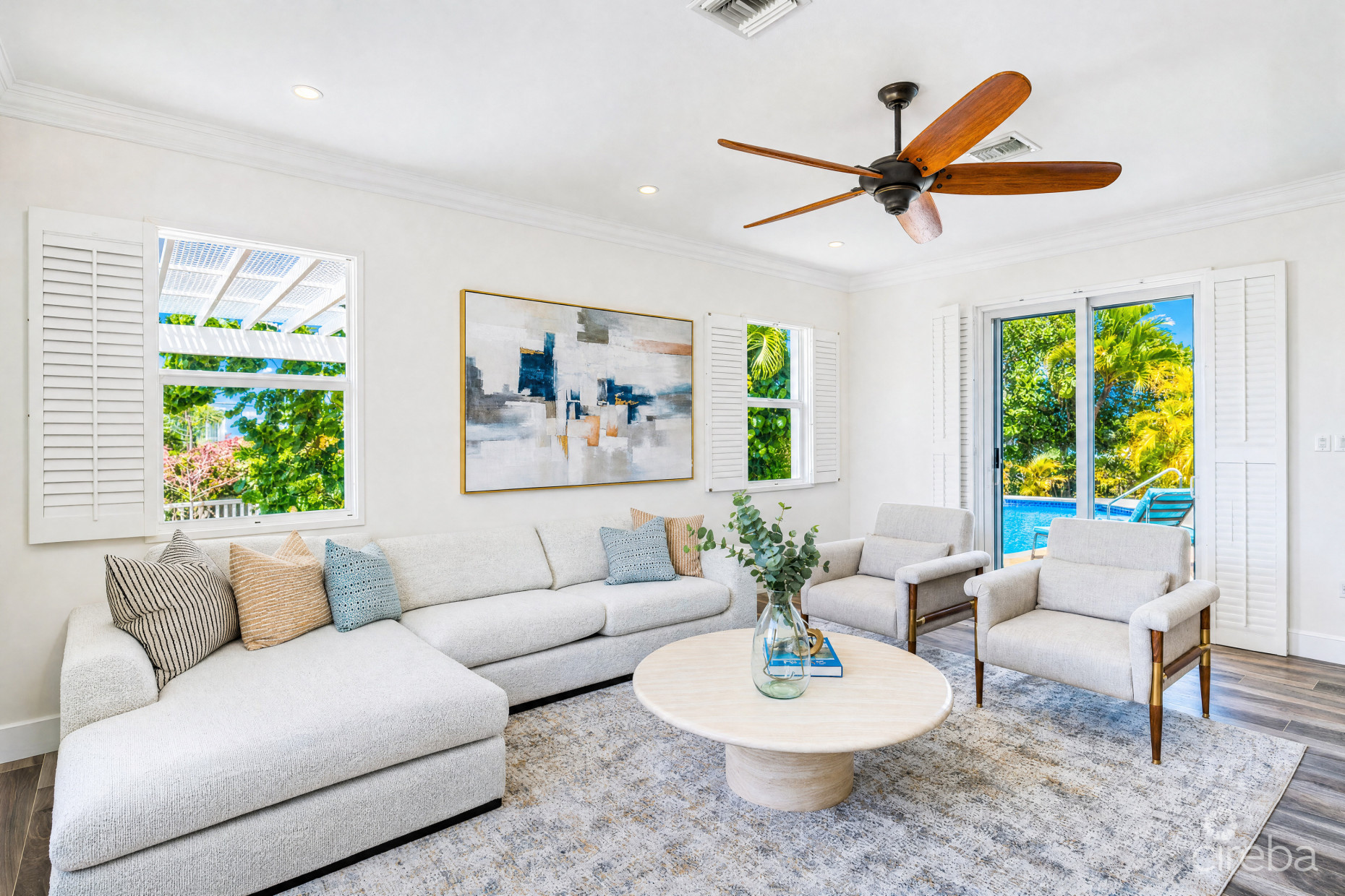 THE SHORES FAMILY HOME  WITH SWIMMING POOL