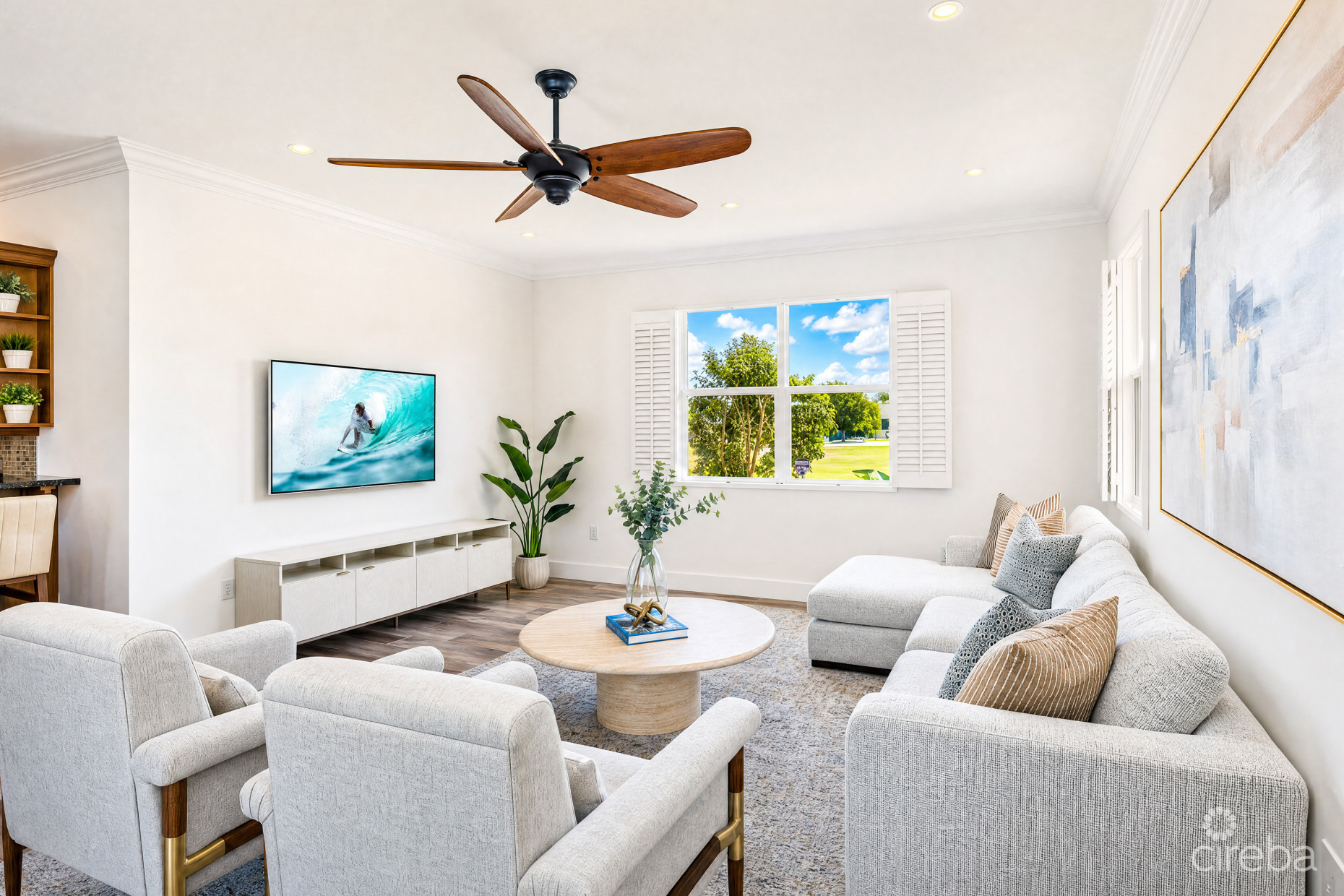 THE SHORES FAMILY HOME  WITH SWIMMING POOL