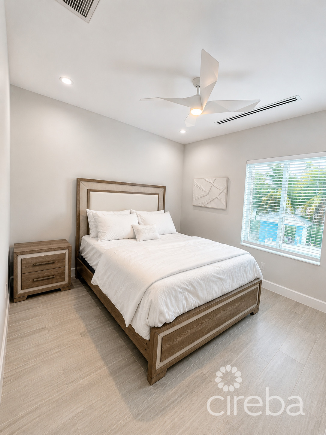SPACIOUS & MODERN 3 BR TOWNHOME - EXCELLENT LOCATION!