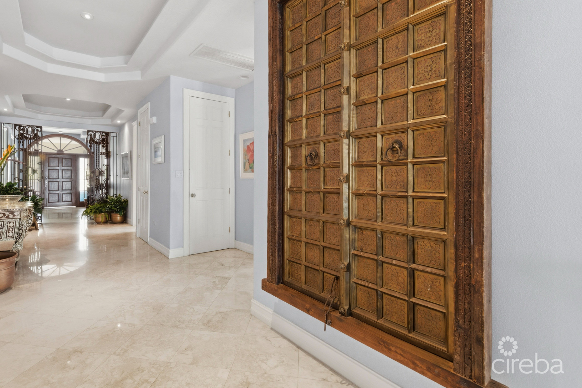 THE SOVEREIGN #12 PENTHOUSE ON SEVEN MILE BEACH
