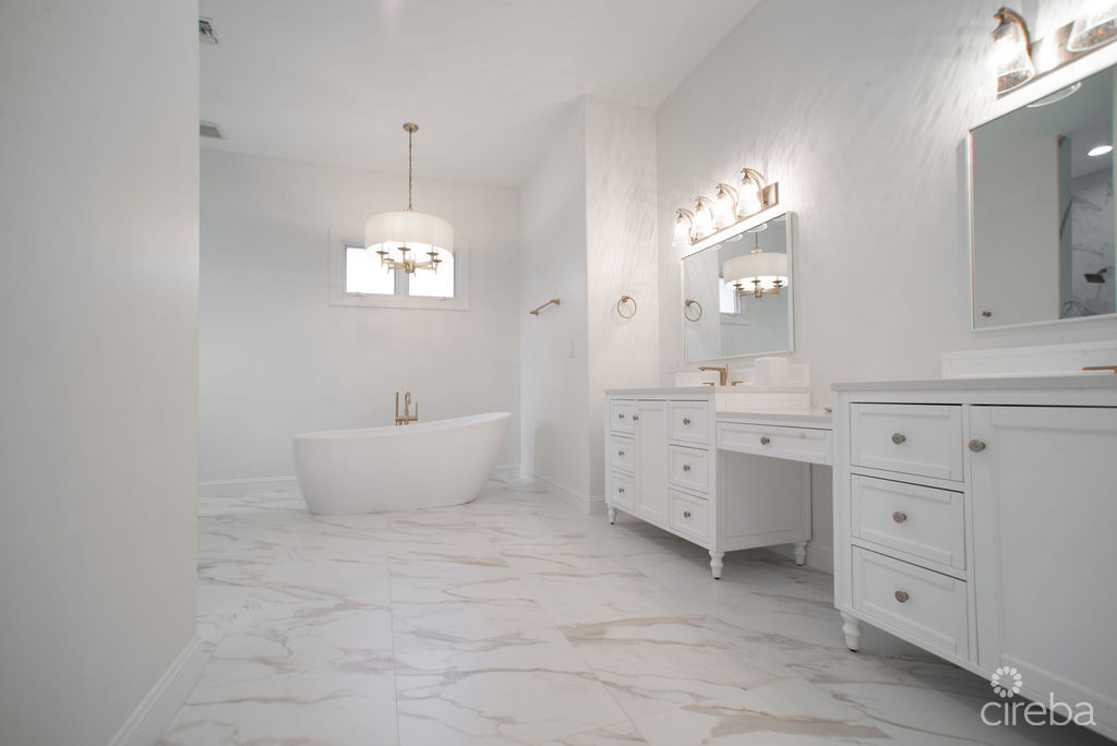 RARE KING'S COURT VILLA IN BRITANNIA | SEVEN MILE BEACH CORRIDOR