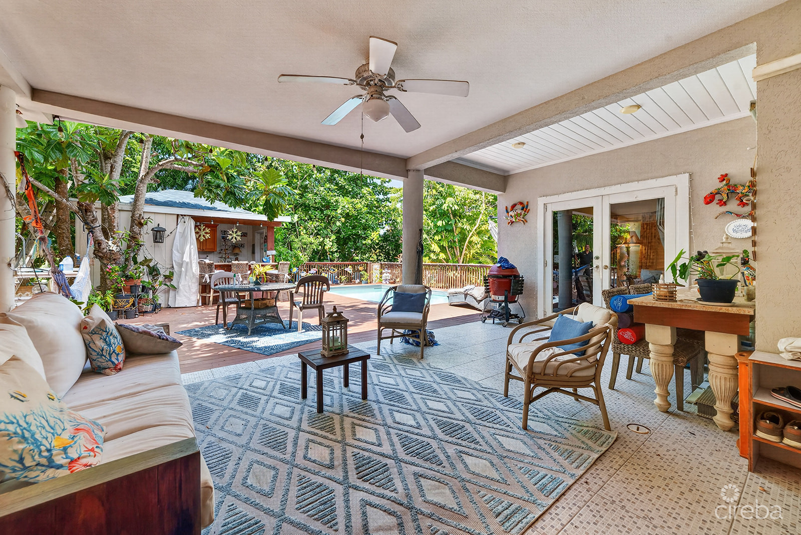 SAVANNAH NEWLANDS FAMILY HOME WITH POOL, OUTSDIE BAR & INCOME-GENERATING GUEST SUITE