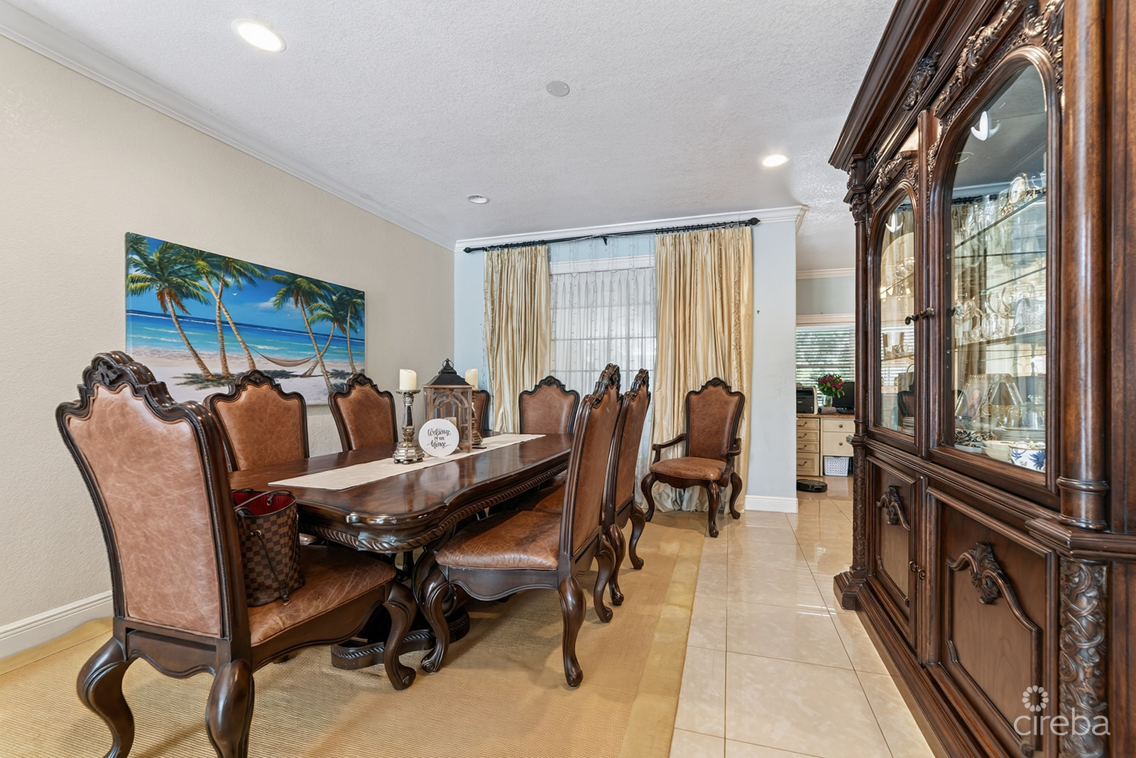 SAVANNAH NEWLANDS FAMILY HOME WITH POOL, OUTSDIE BAR & INCOME-GENERATING GUEST SUITE