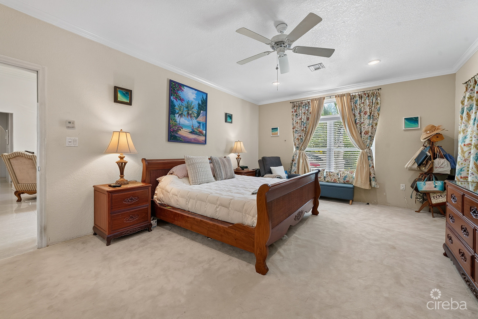 SAVANNAH NEWLANDS FAMILY HOME WITH POOL, OUTSDIE BAR & INCOME-GENERATING GUEST SUITE