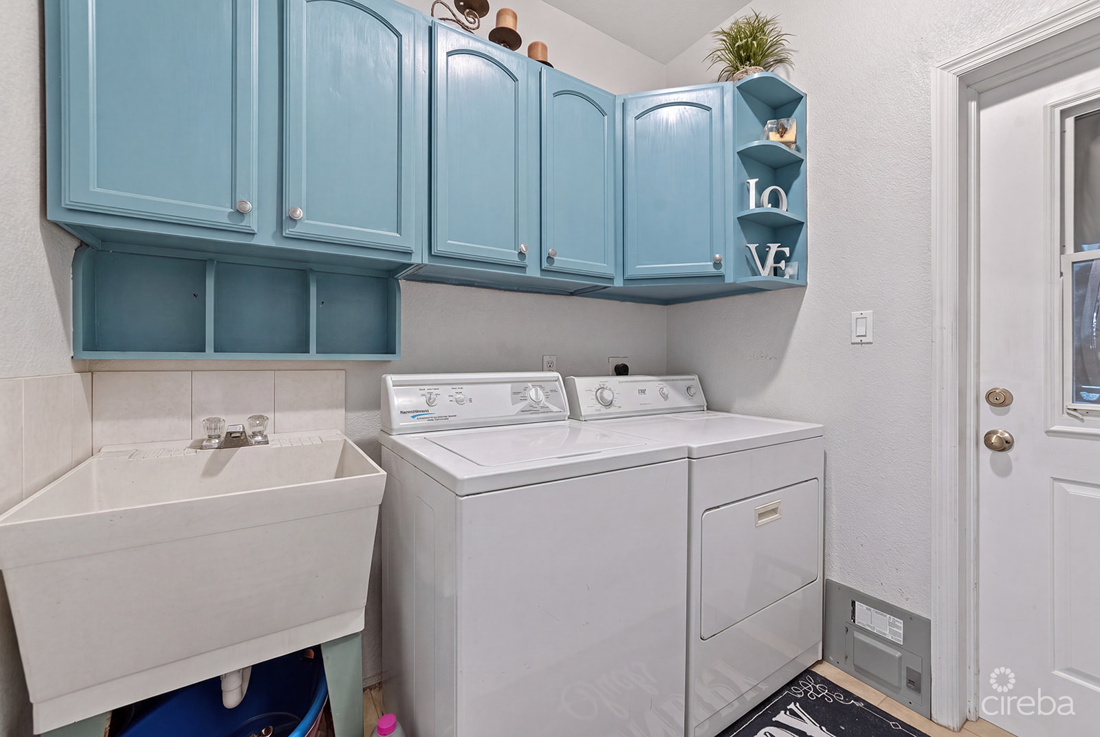 SAVANNAH NEWLANDS FAMILY HOME WITH POOL, OUTSDIE BAR & INCOME-GENERATING GUEST SUITE