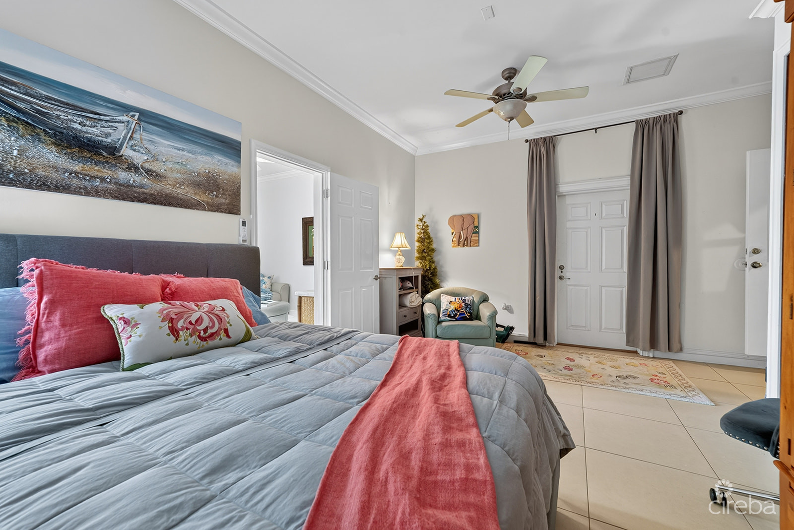 SAVANNAH NEWLANDS FAMILY HOME WITH POOL, OUTSDIE BAR & INCOME-GENERATING GUEST SUITE