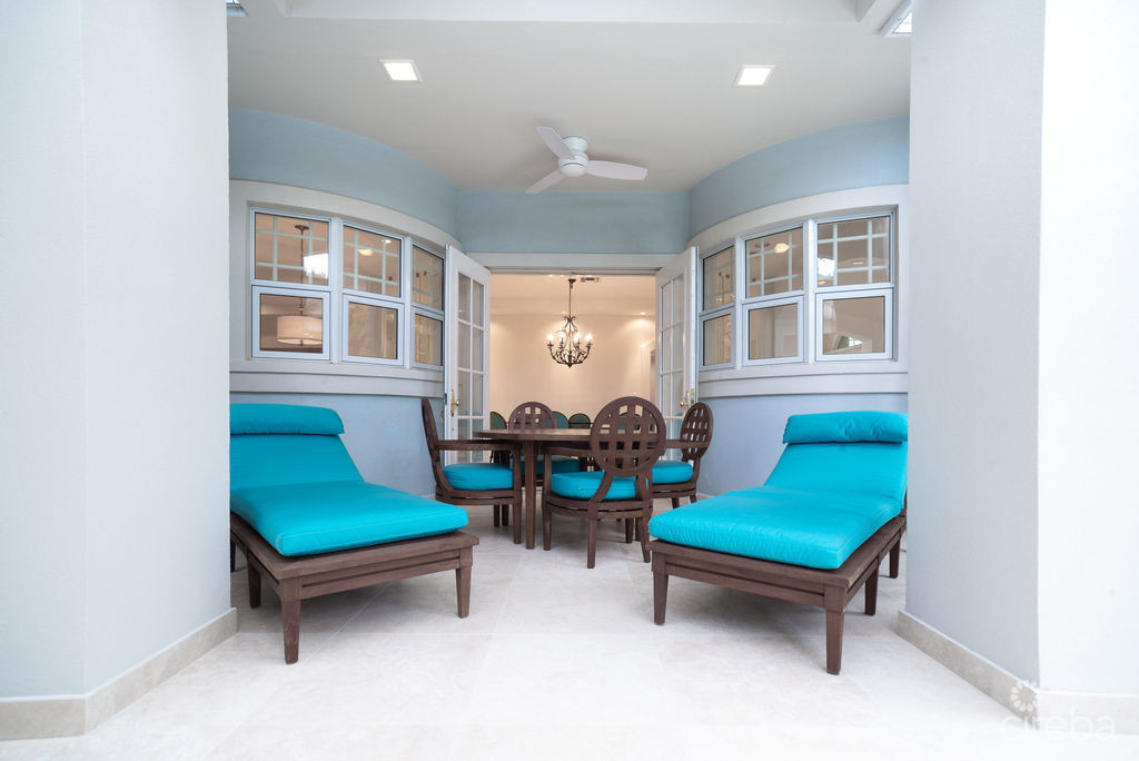 RARE KING'S COURT VILLA IN BRITANNIA | SEVEN MILE BEACH CORRIDOR