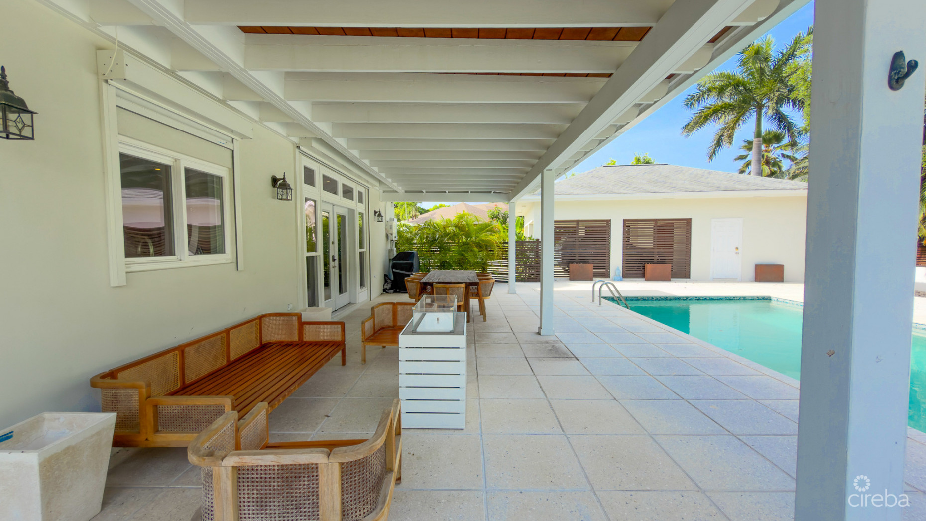 SEVEN MILE BEACH CORRIDOR FAMILY HOME