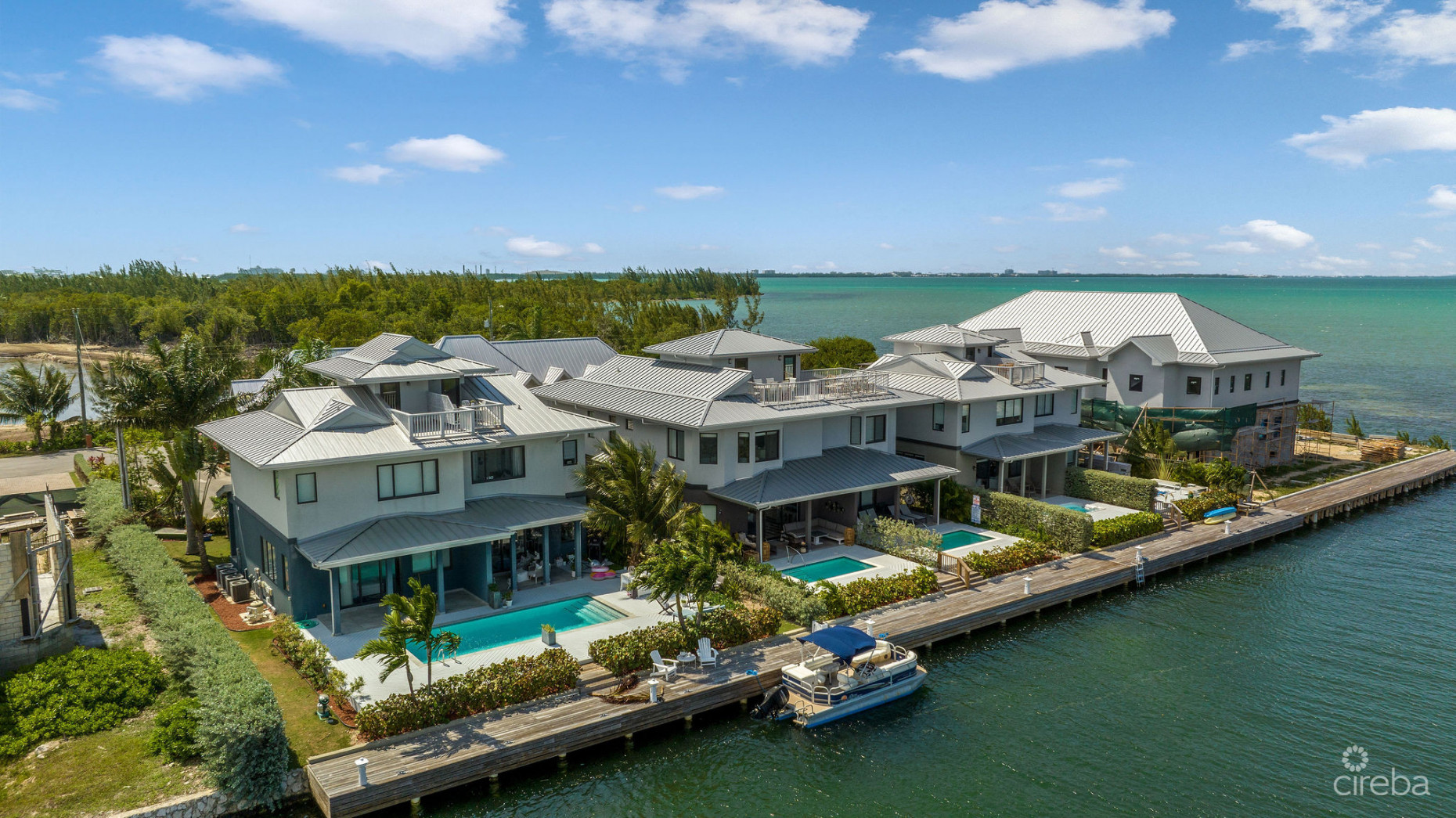 LARGE SEAHAVEN 2 BED WITH POOL - OCEANVIEW AND CANAL FRONT