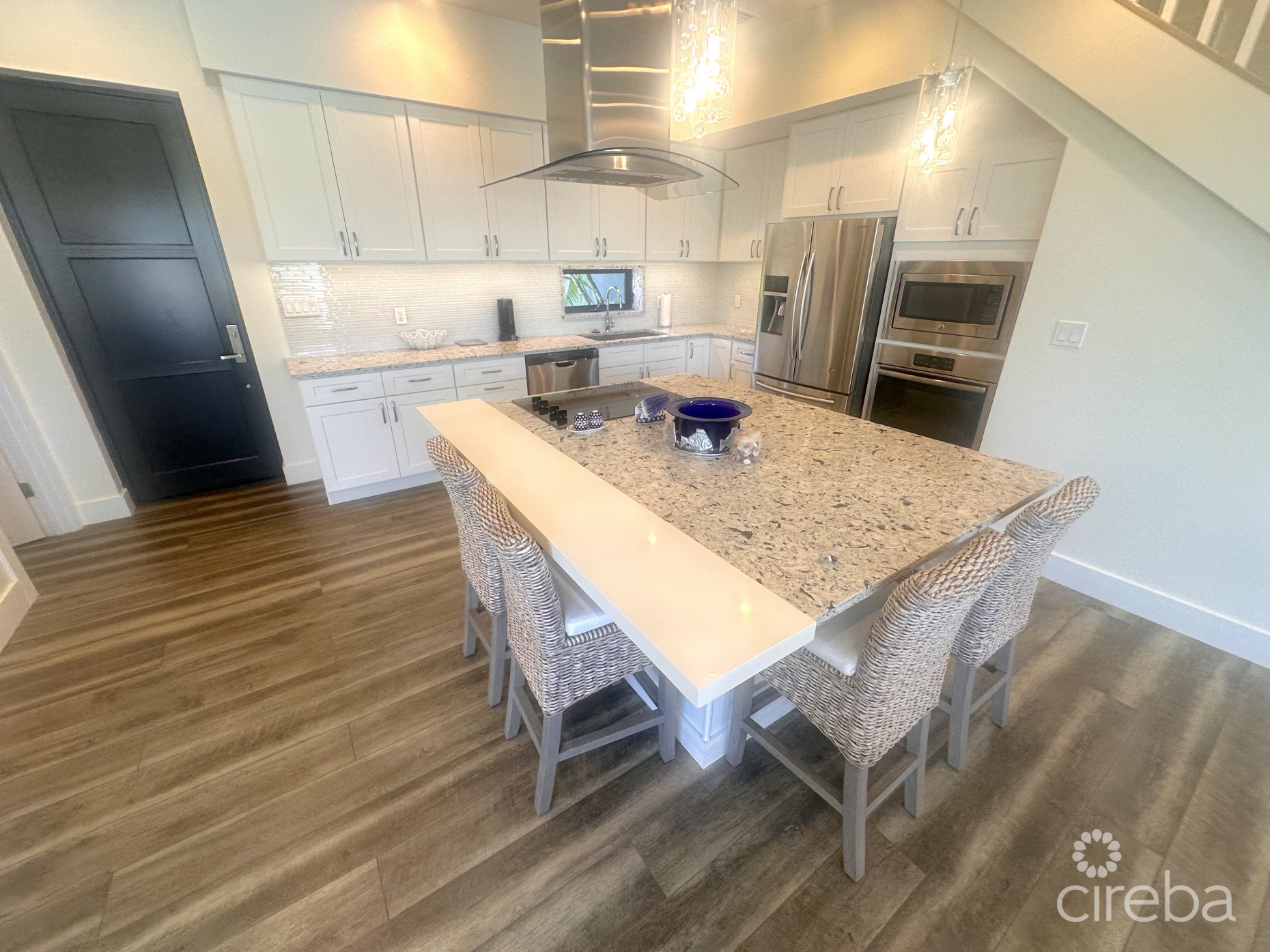 LARGE SEAHAVEN 2 BED WITH POOL - OCEANVIEW AND CANAL FRONT