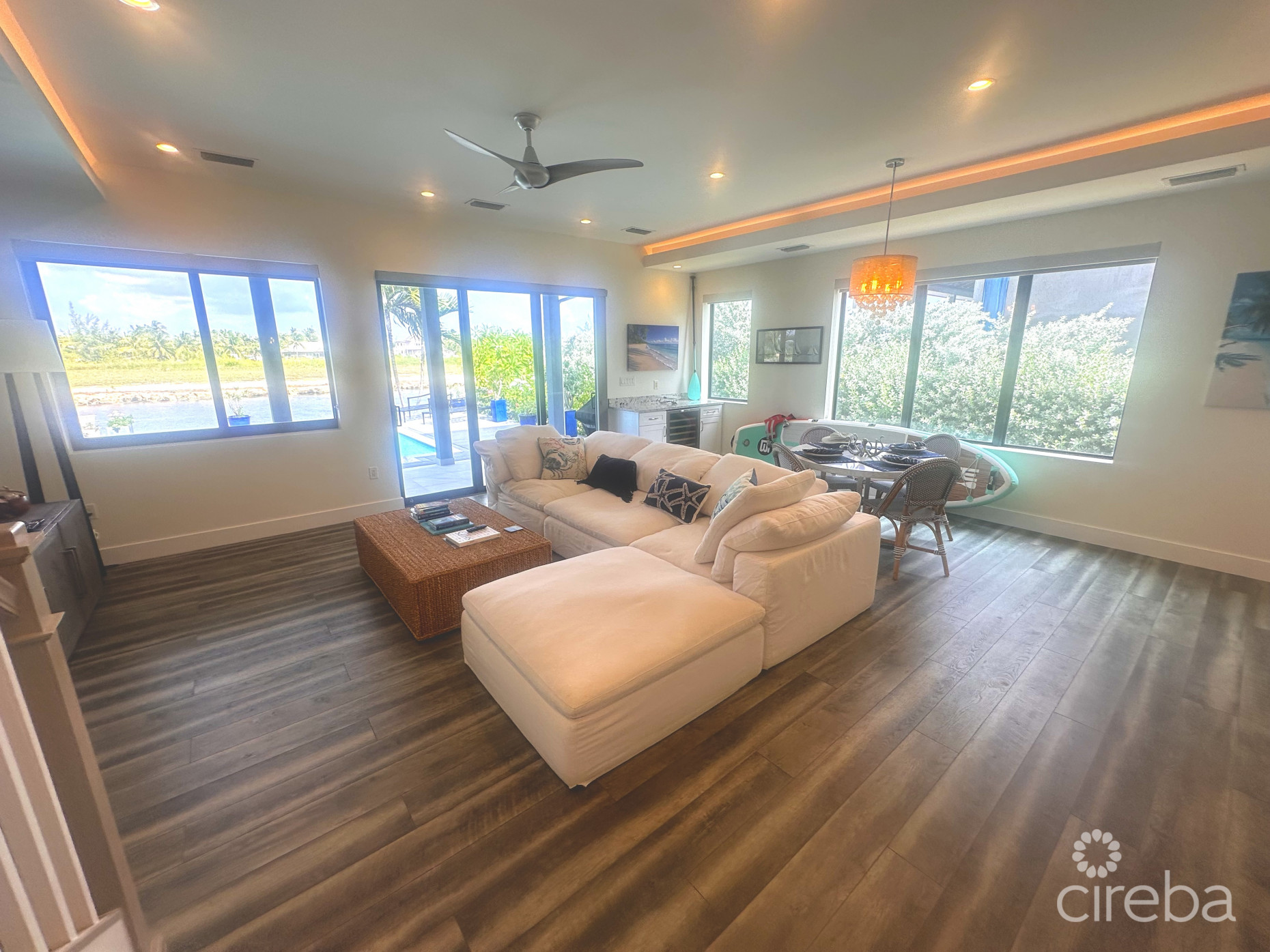 LARGE SEAHAVEN 2 BED WITH POOL - OCEANVIEW AND CANAL FRONT