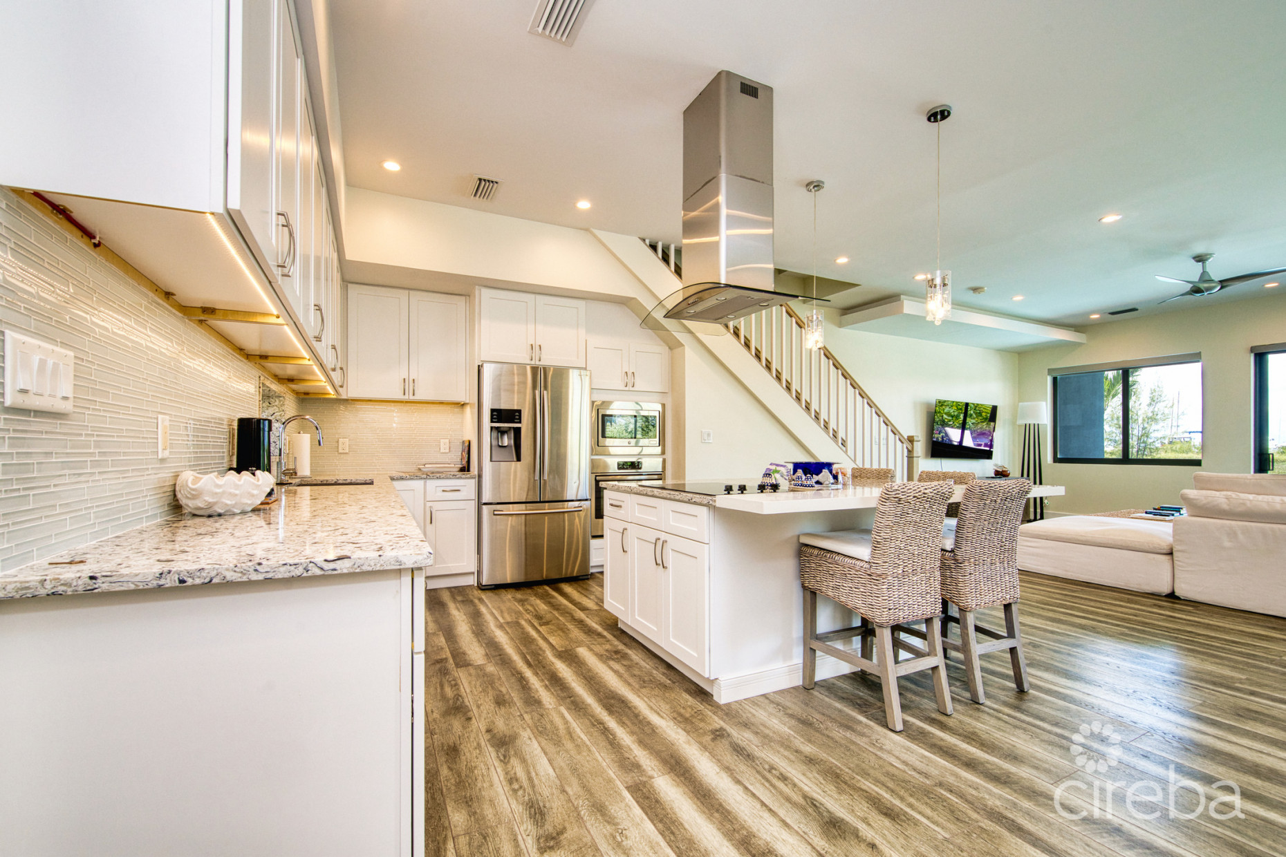 LARGE SEAHAVEN 2 BED WITH POOL - OCEANVIEW AND CANAL FRONT