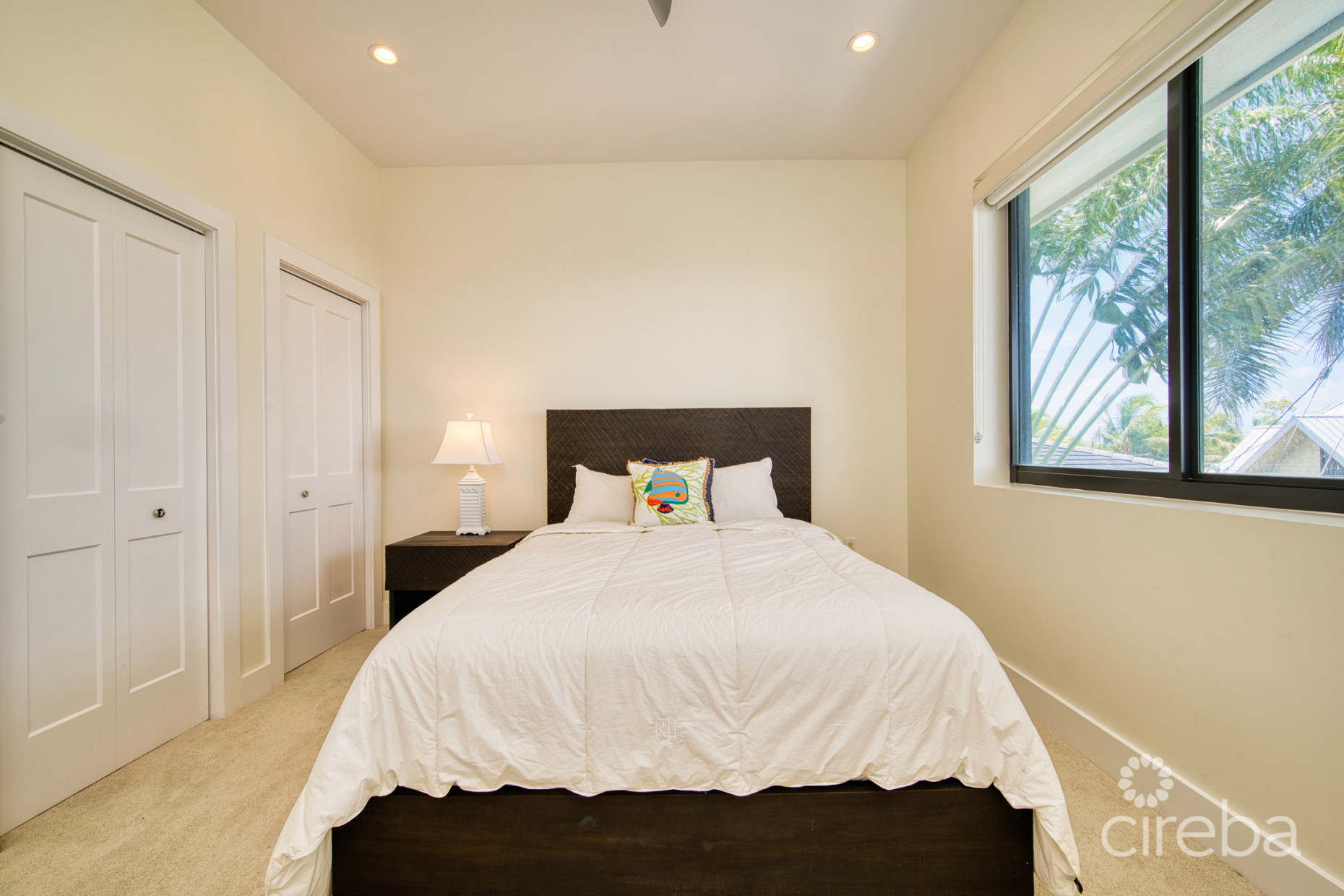 LARGE SEAHAVEN 2 BED WITH POOL - OCEANVIEW AND CANAL FRONT