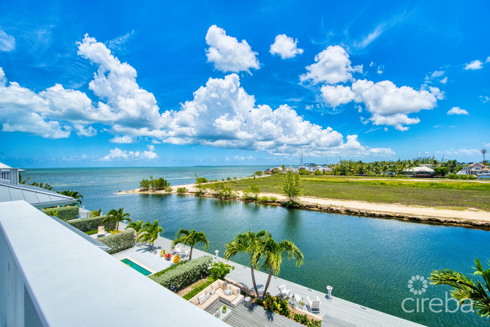 LARGE SEAHAVEN 2 BED WITH POOL - OCEANVIEW AND CANAL FRONT