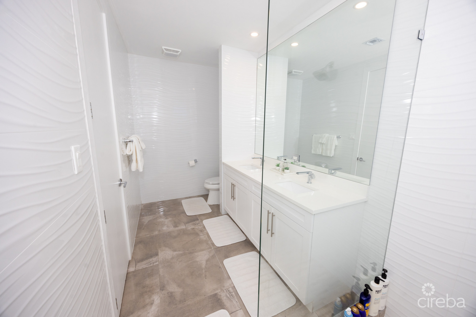 TWENTY40 #16 LUXURY CANALFRONT END UNIT TOWNHOME