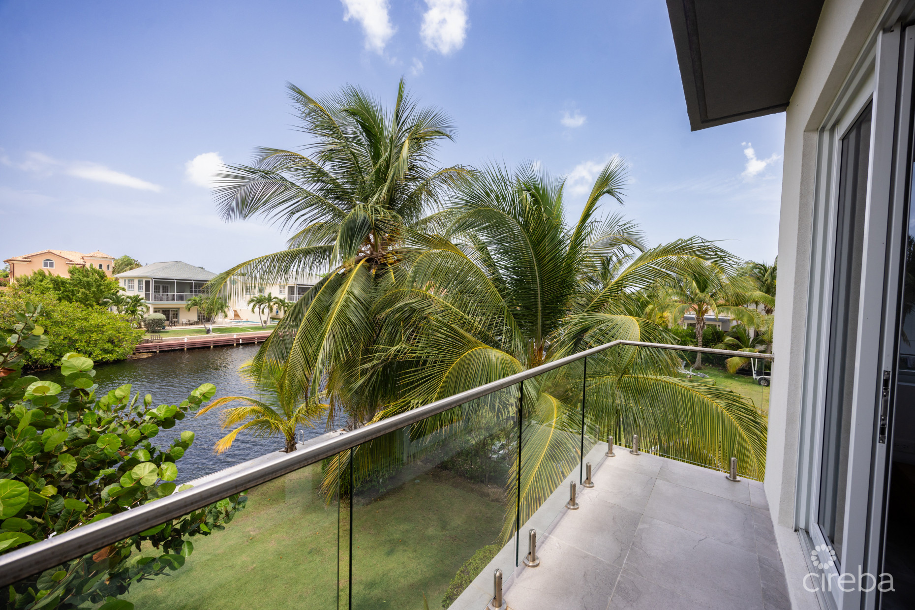 TWENTY40 #16 LUXURY CANALFRONT END UNIT TOWNHOME