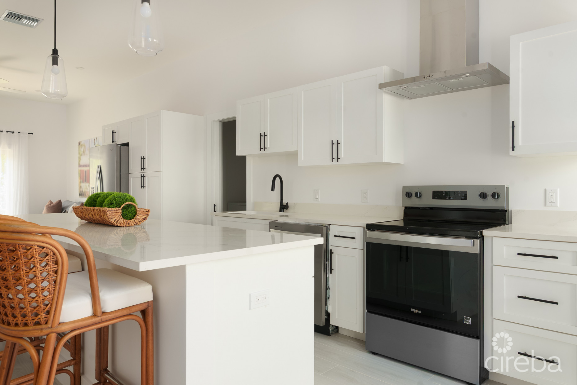 WOODRIDGE - REDBAY! FULLY FURNISHED AND VENDOR PAYS STAMP DUTY