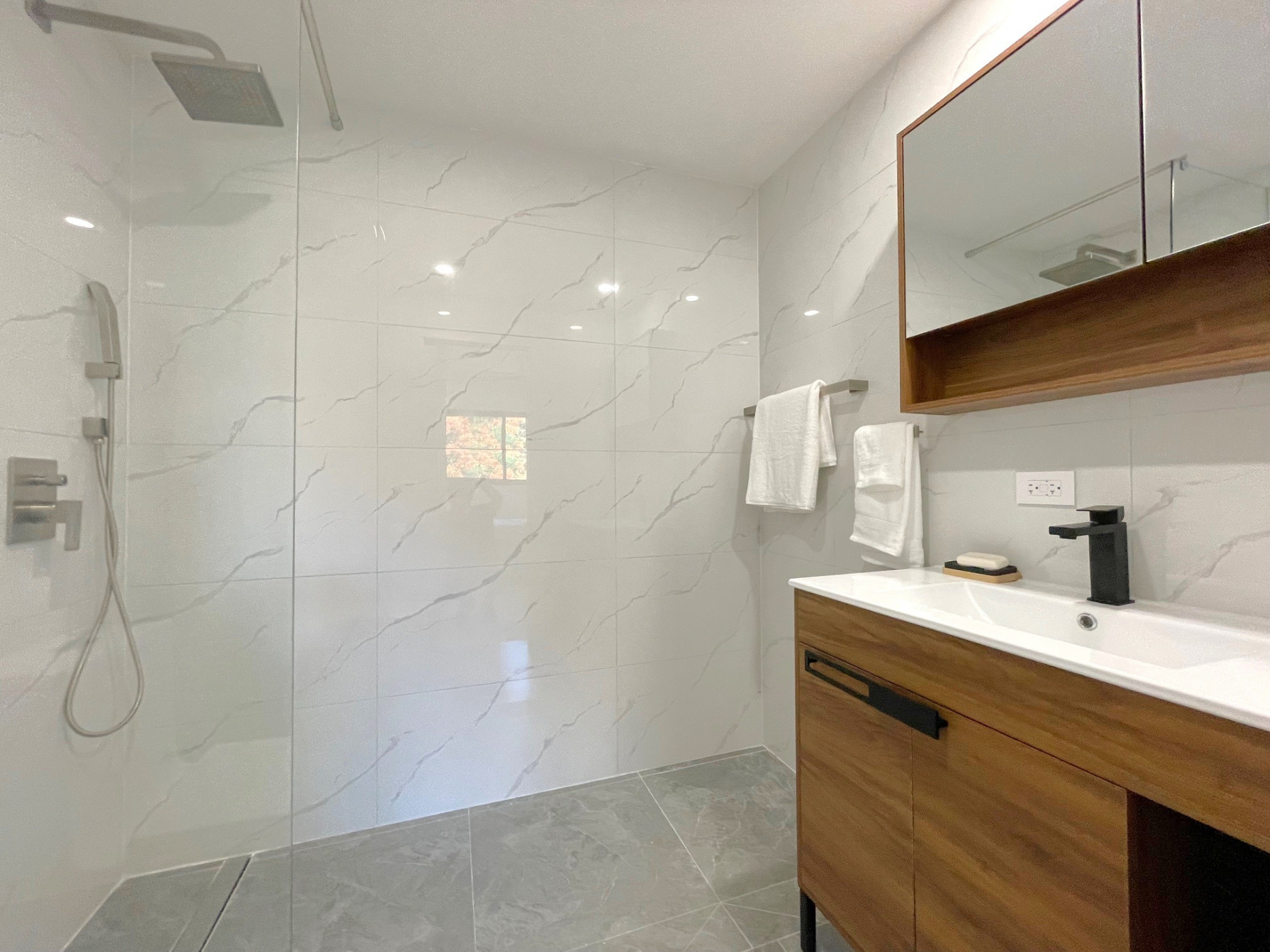 Arza 2 Bed, 2 Bath Plus Den - Beautifully Furnished