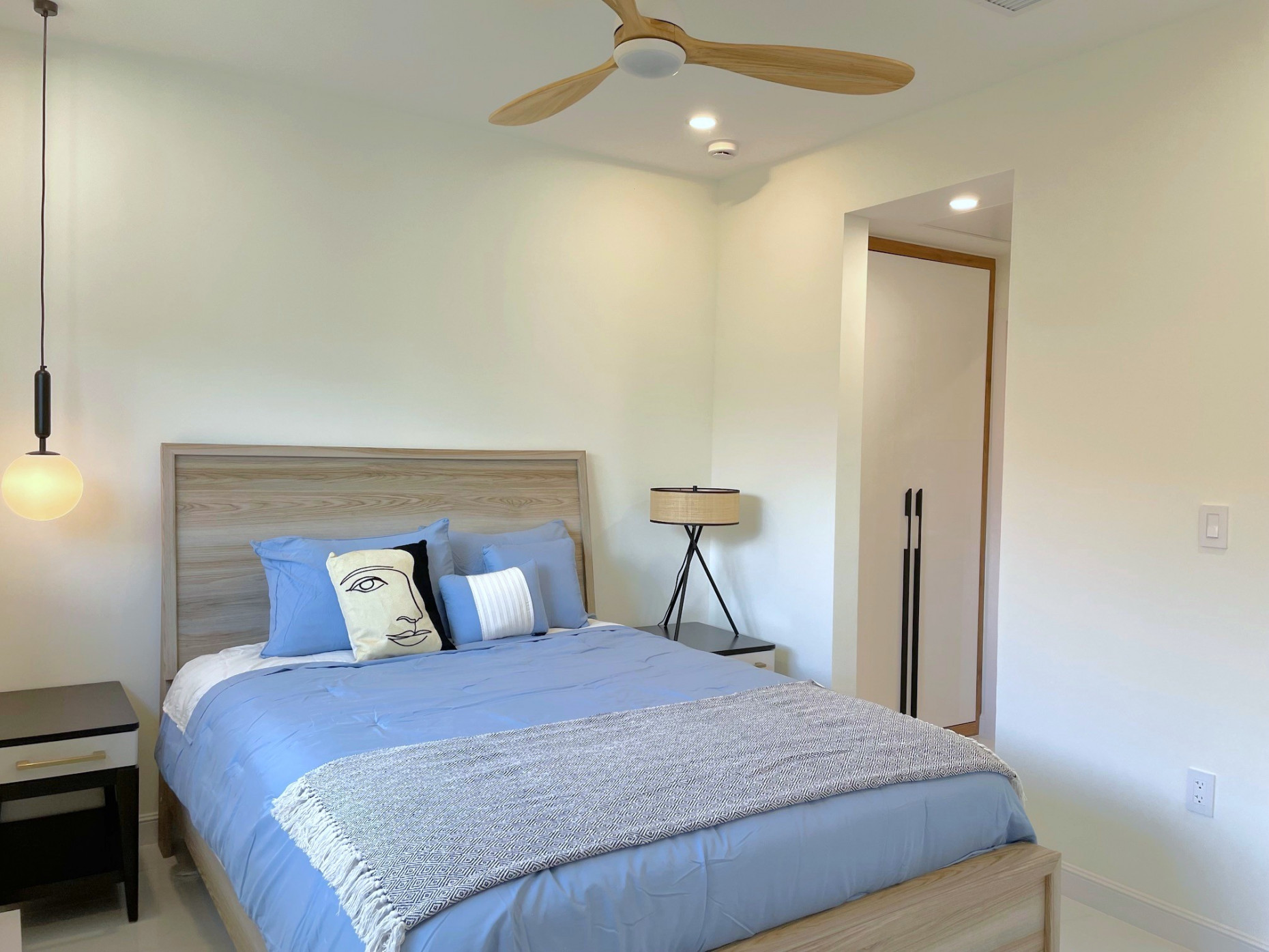 Arza 2 Bed, 2 Bath Plus Den - Beautifully Furnished