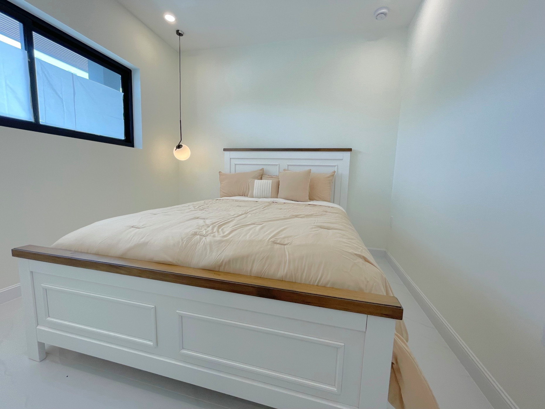 Arza 2 Bed, 2 Bath Plus Den - Beautifully Furnished