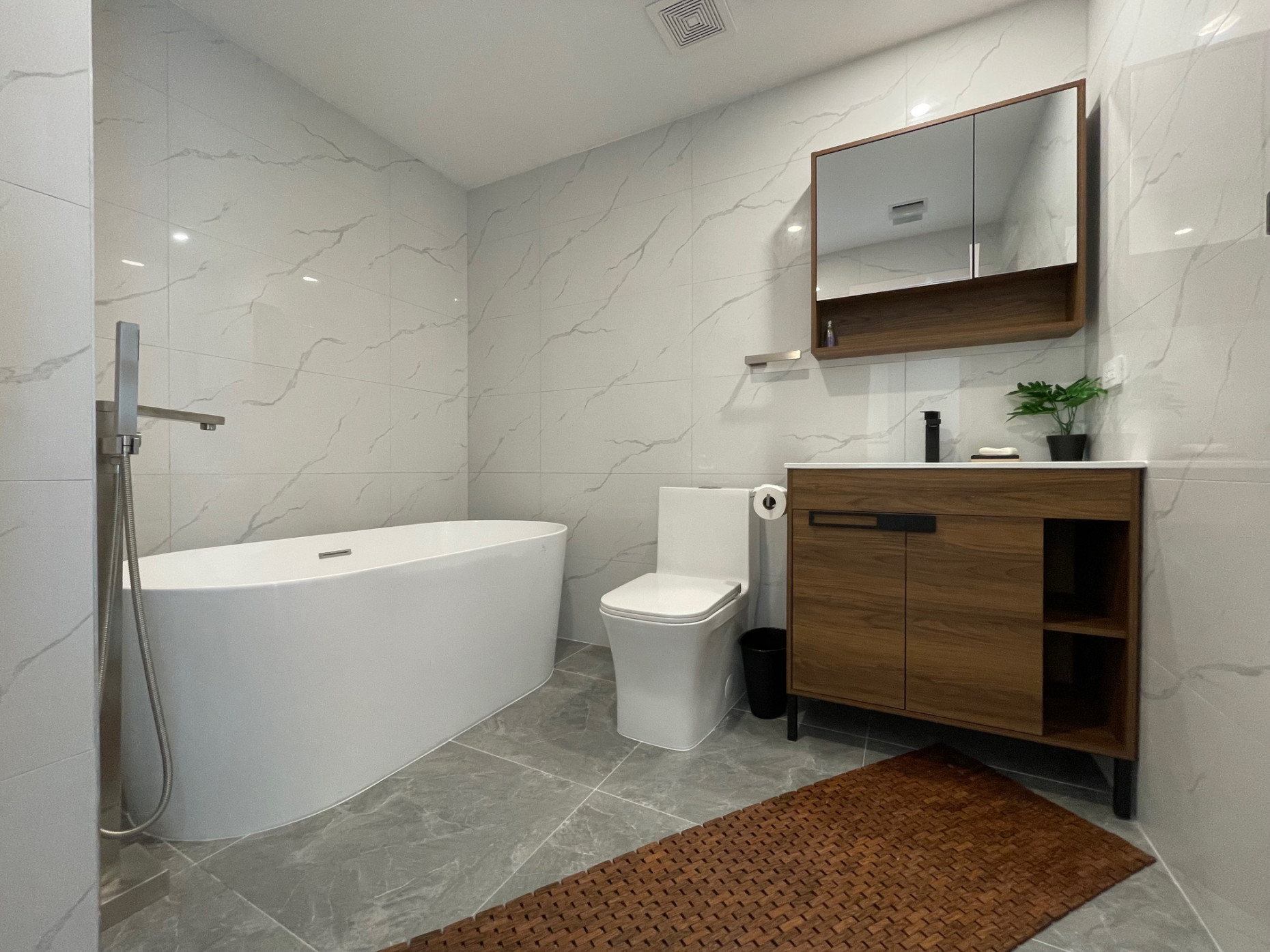 Arza 2 Bed, 2 Bath Plus Den - Beautifully Furnished